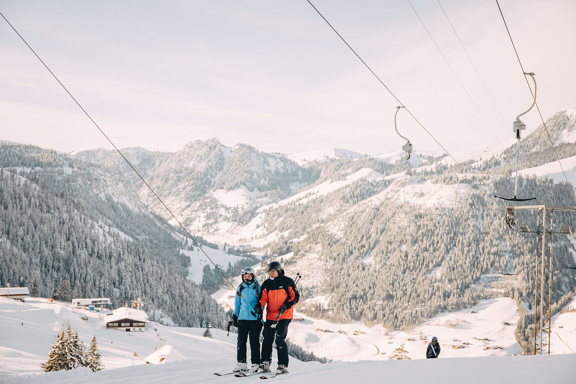Foto Zwei Skifahrende auf dem Bügellift - zum Foto