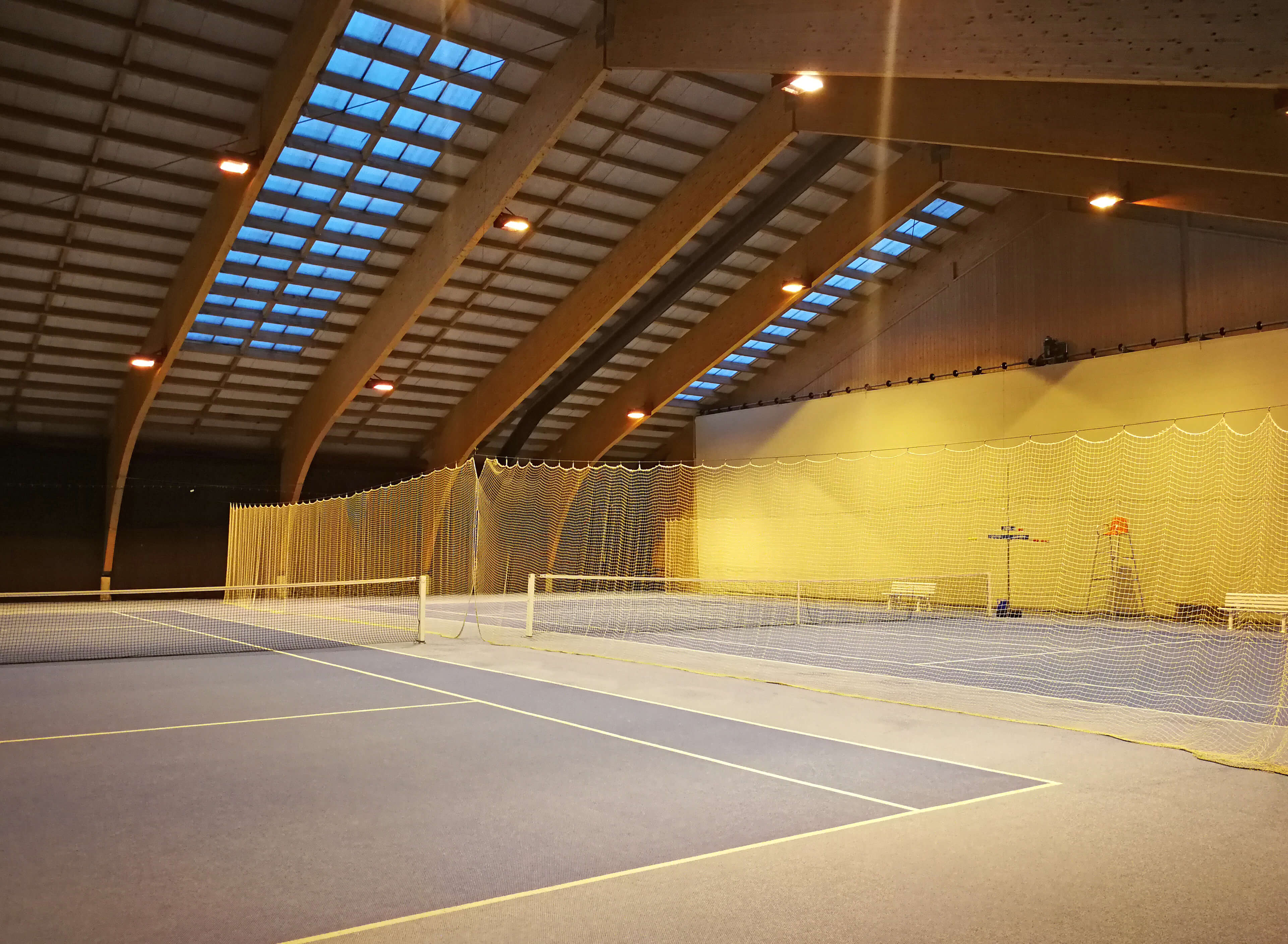 Beleuchtete Tennishalle 