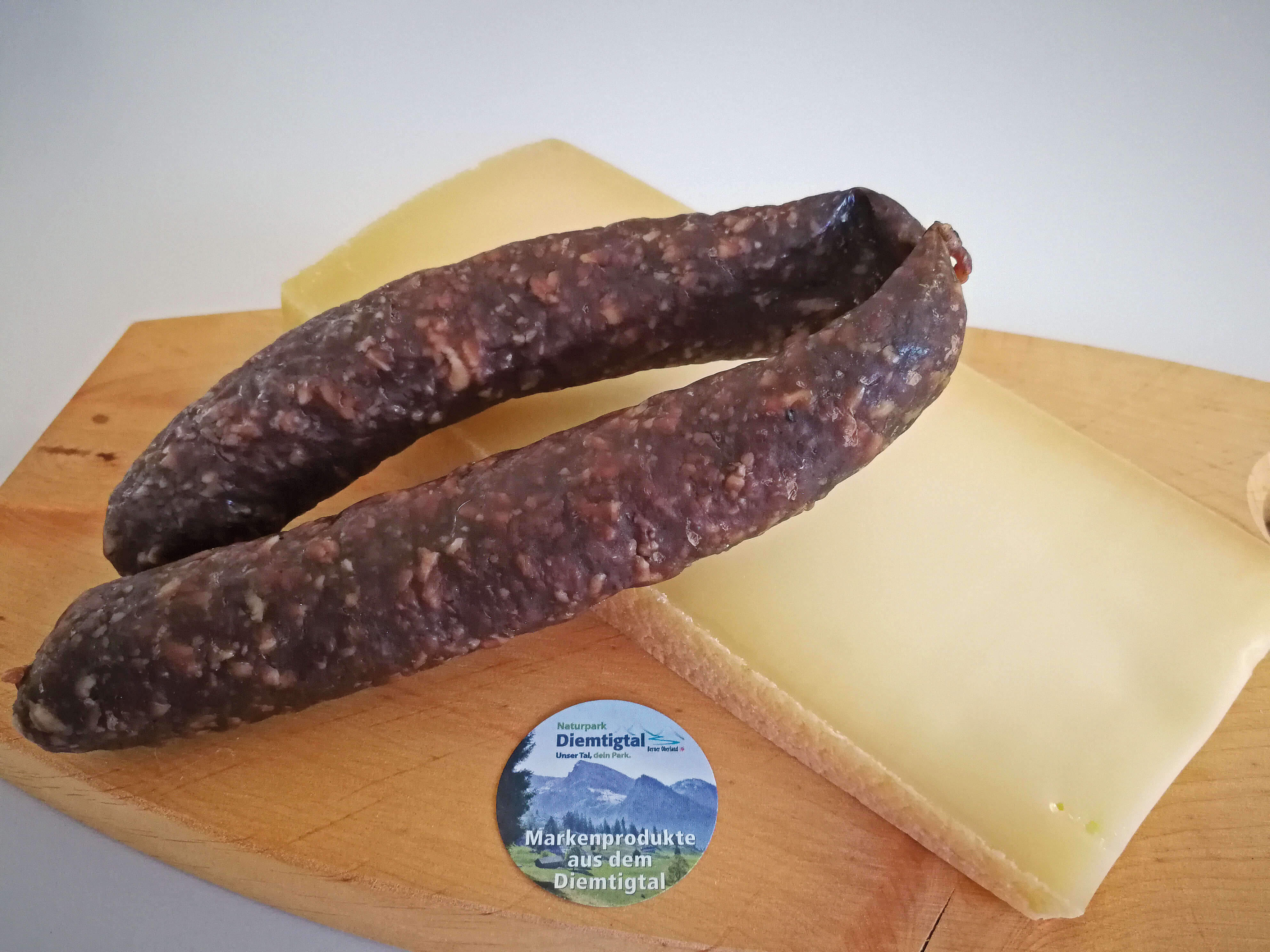 Foto Holzbrett mit Wurst und Käse - zum Foto