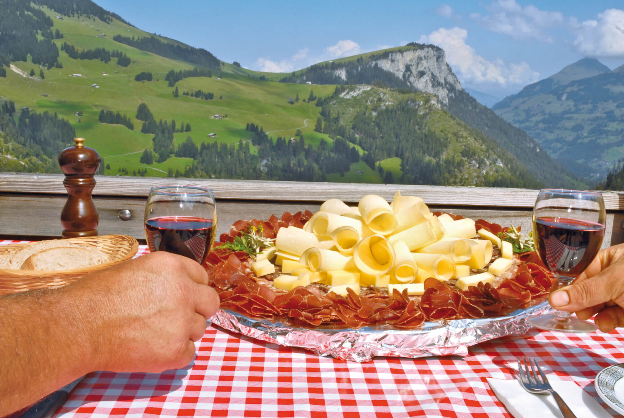 Foto Schön garnierte Wurst- und Käseplatte auf der Alp - zum Foto