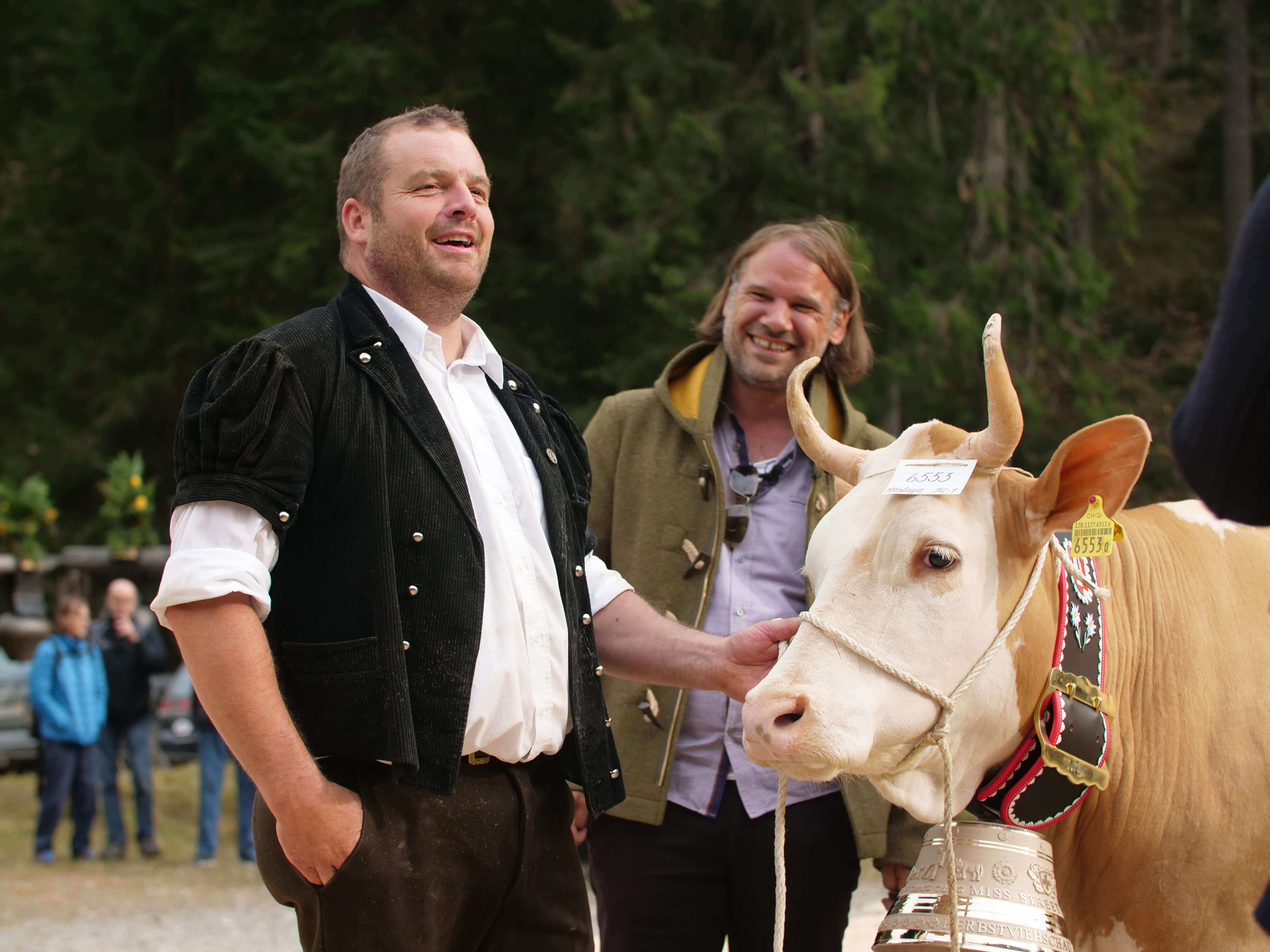Siegerkuh Maloja mit Besitzer Beat Wiedmer und Juror Joel Meier