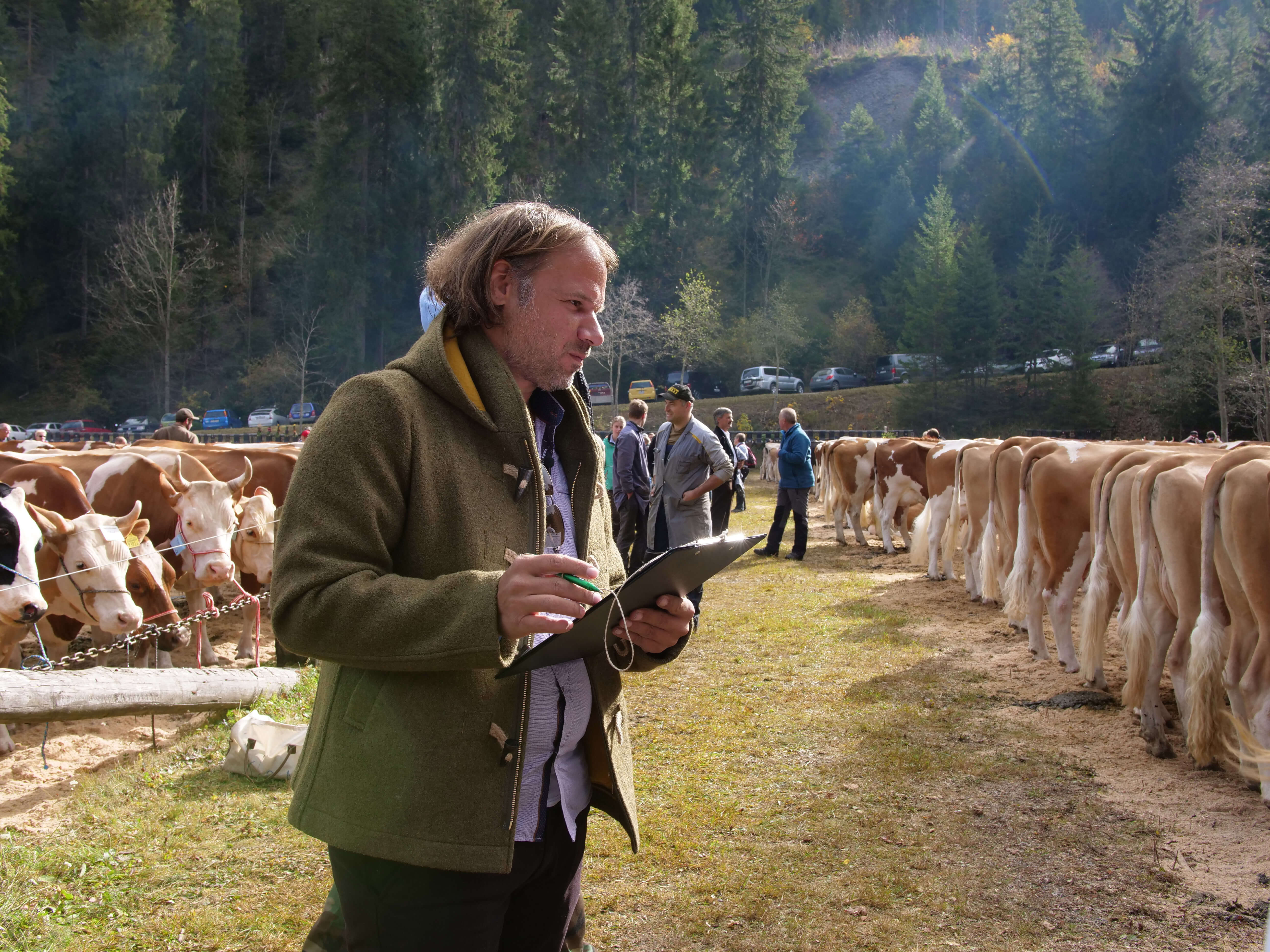 Foto Joel Meier läuft durch die Reihen und macht sich Notizen - zum Foto