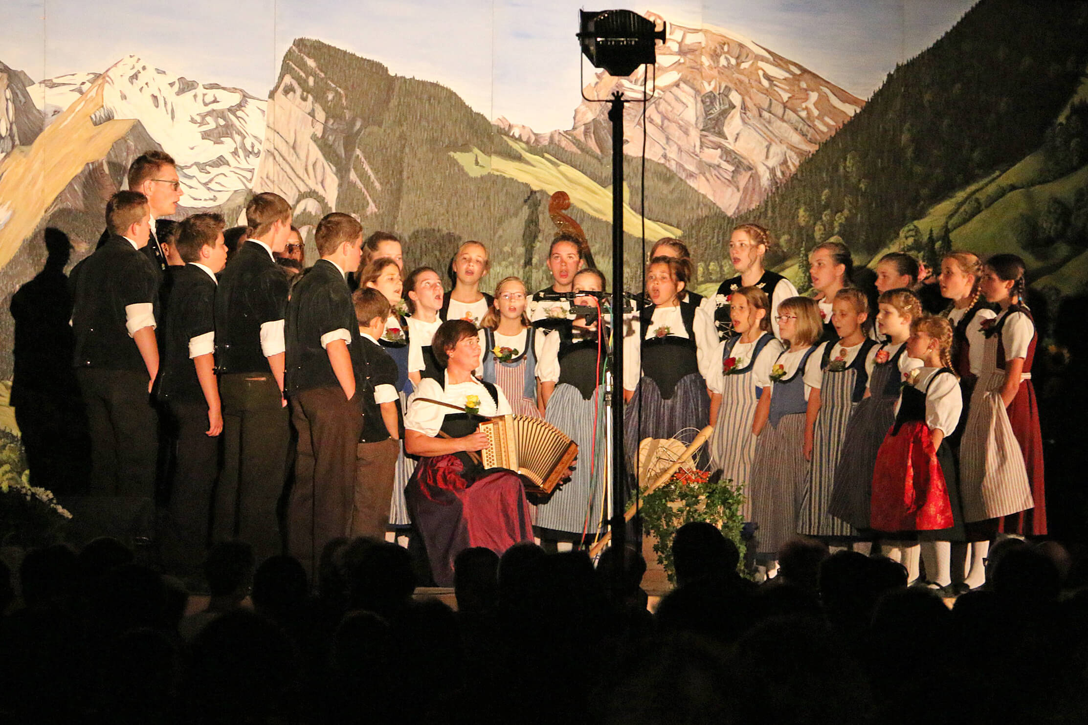 Foto die Jungjodler singen auf der Bühne - zum Foto