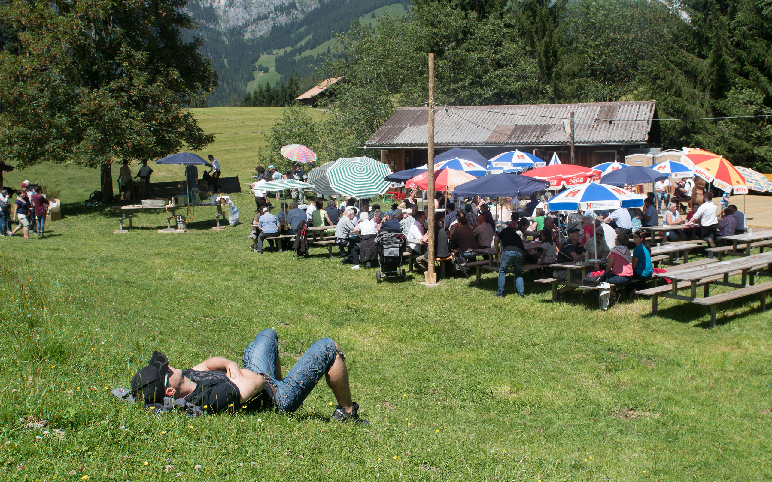 Foto Sicht auf Festwirtschaft mit bunten Sonnenschirmen - zum Foto