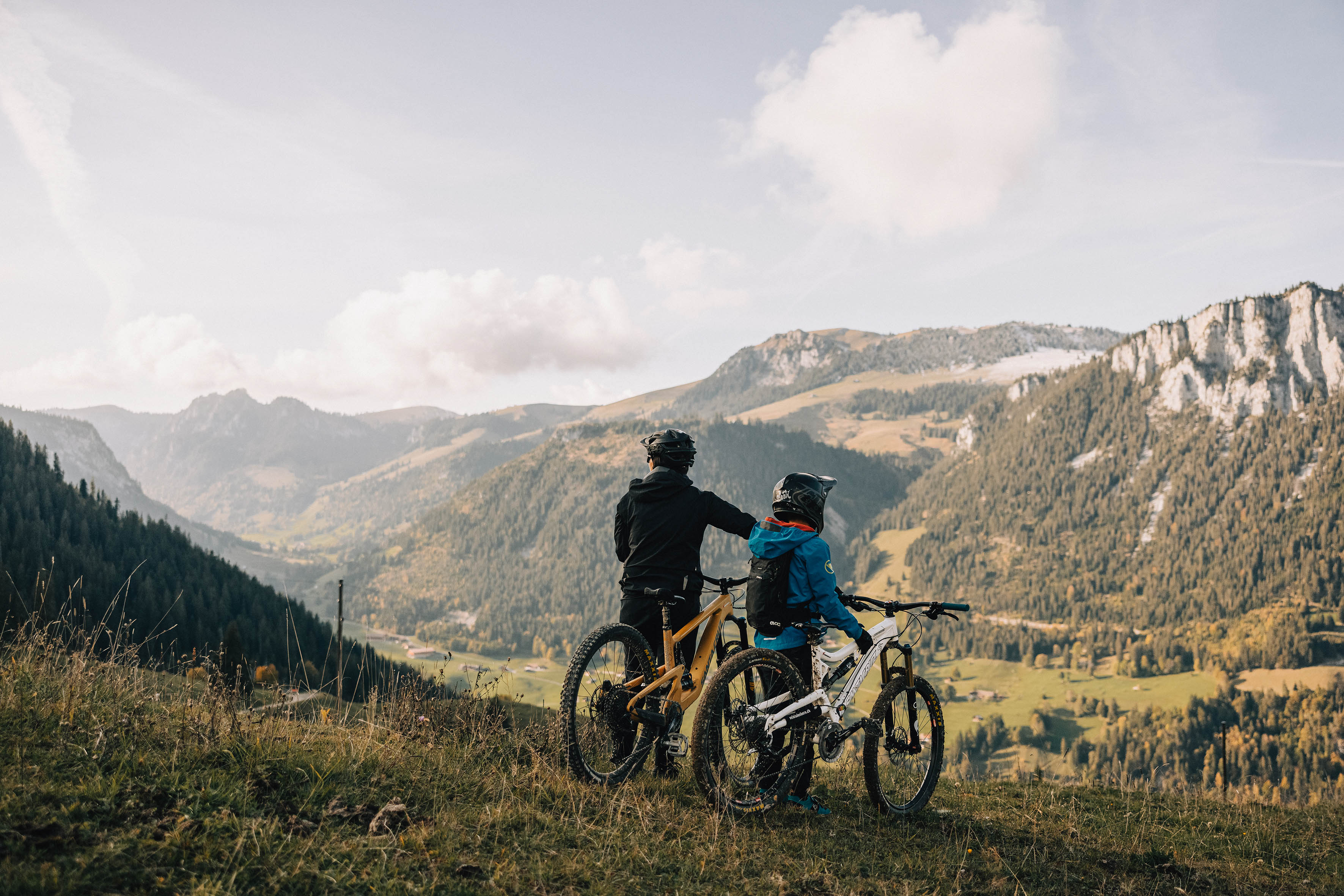 Photo Un vététiste de descente roule de droite à gauche sur un sentier - voir la photo