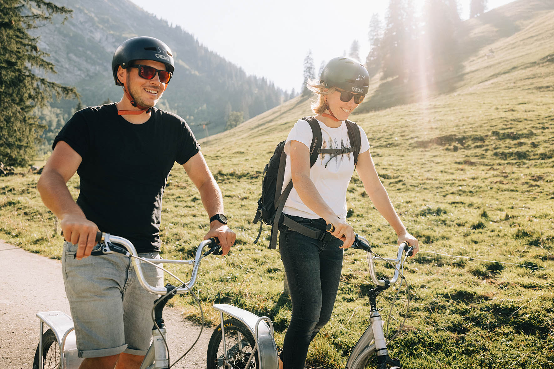 Foto Gruppe von Trottibikern auf dem Weg hinunter ins Tal - zum Foto
