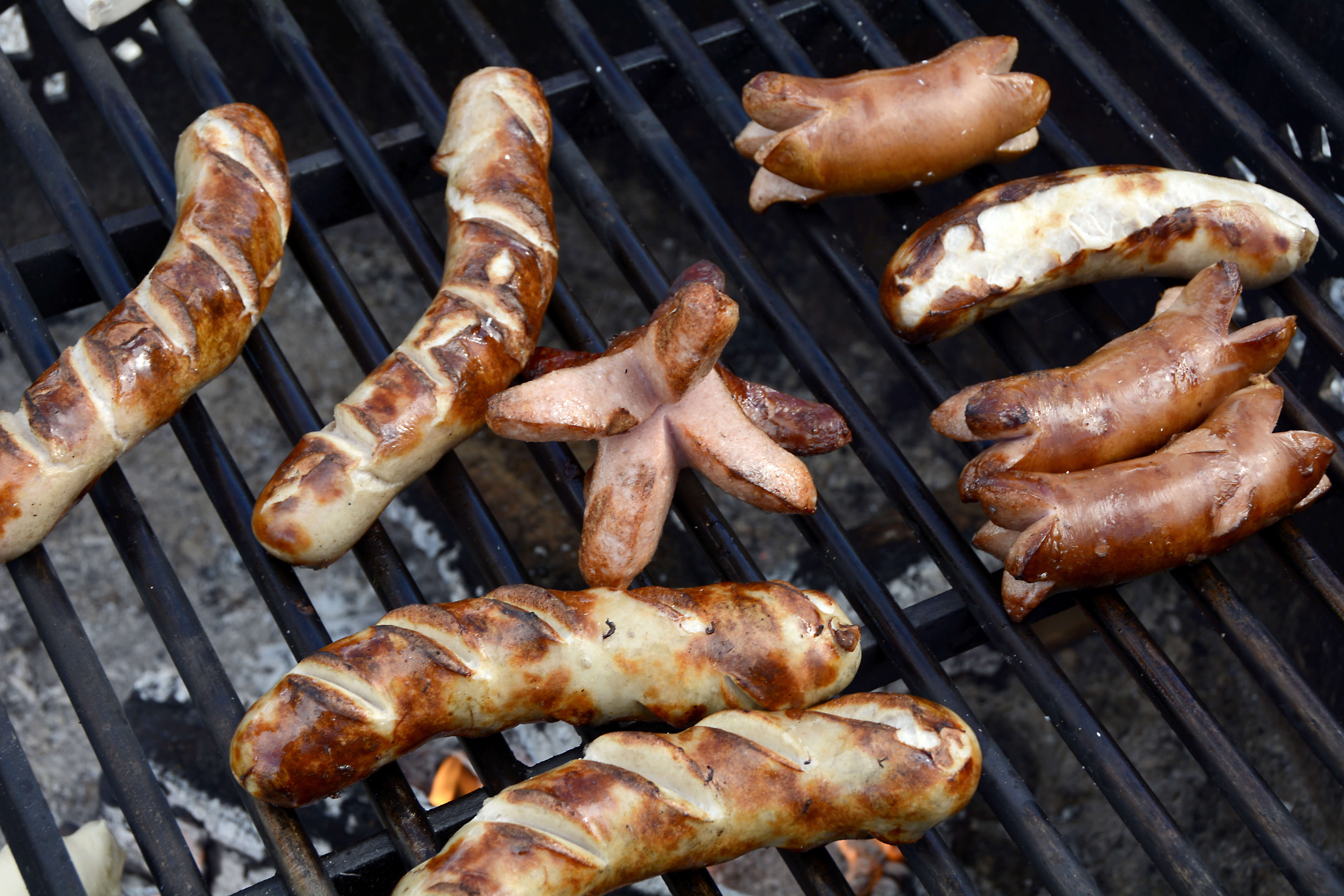 Foto Grill mit gebratenen Würsten und Cervelats - zum Foto
