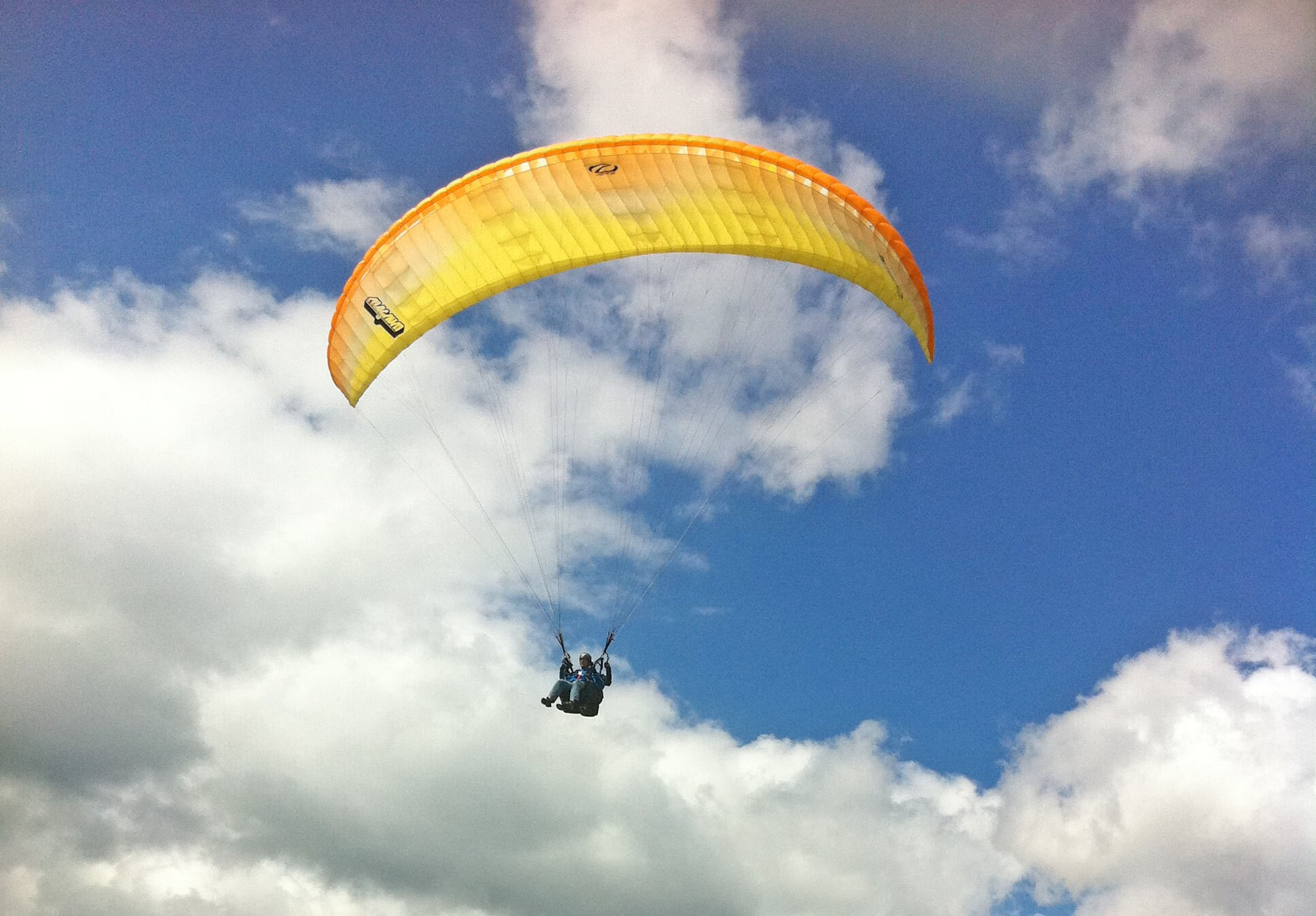Foto Paraglider vor leicht bewölktem Himmel - zum Foto