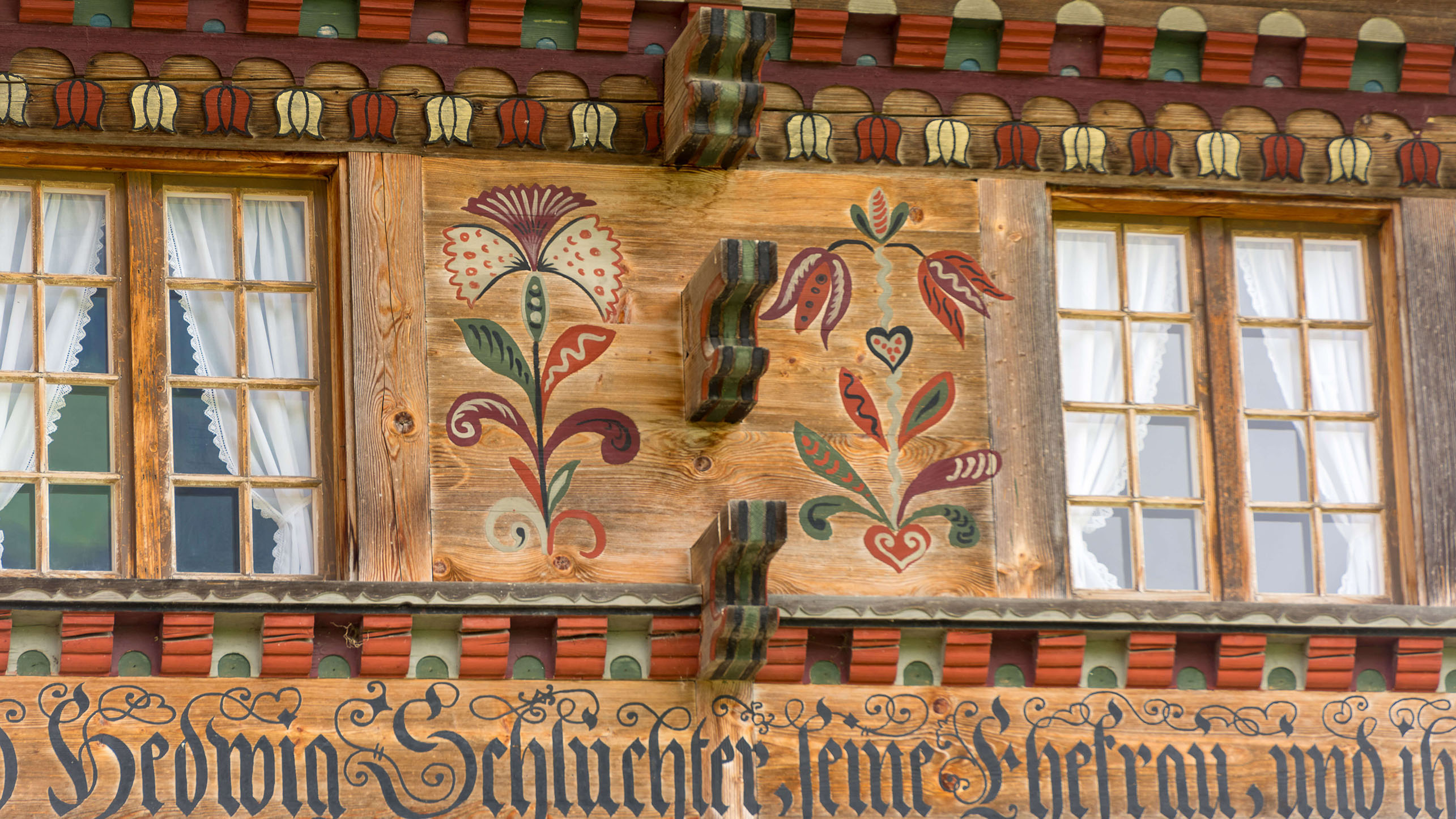 Foto reich geschnitzte und bemalte Hausfassade - zum Foto