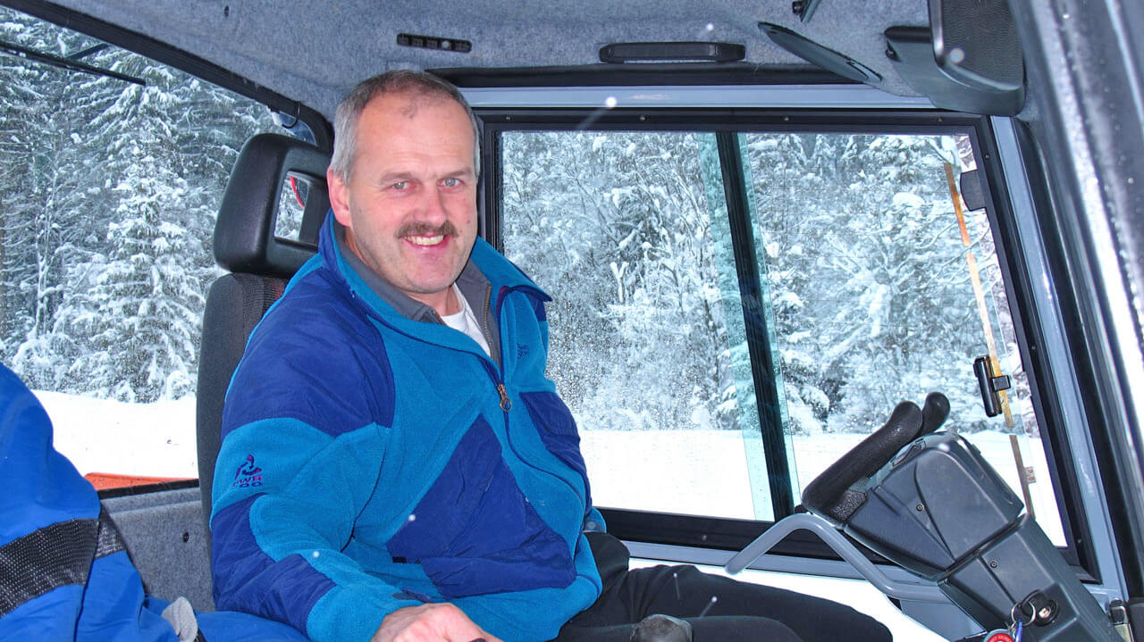 Foto Loipenchef René im Pistenfahrzeug - zum Foto