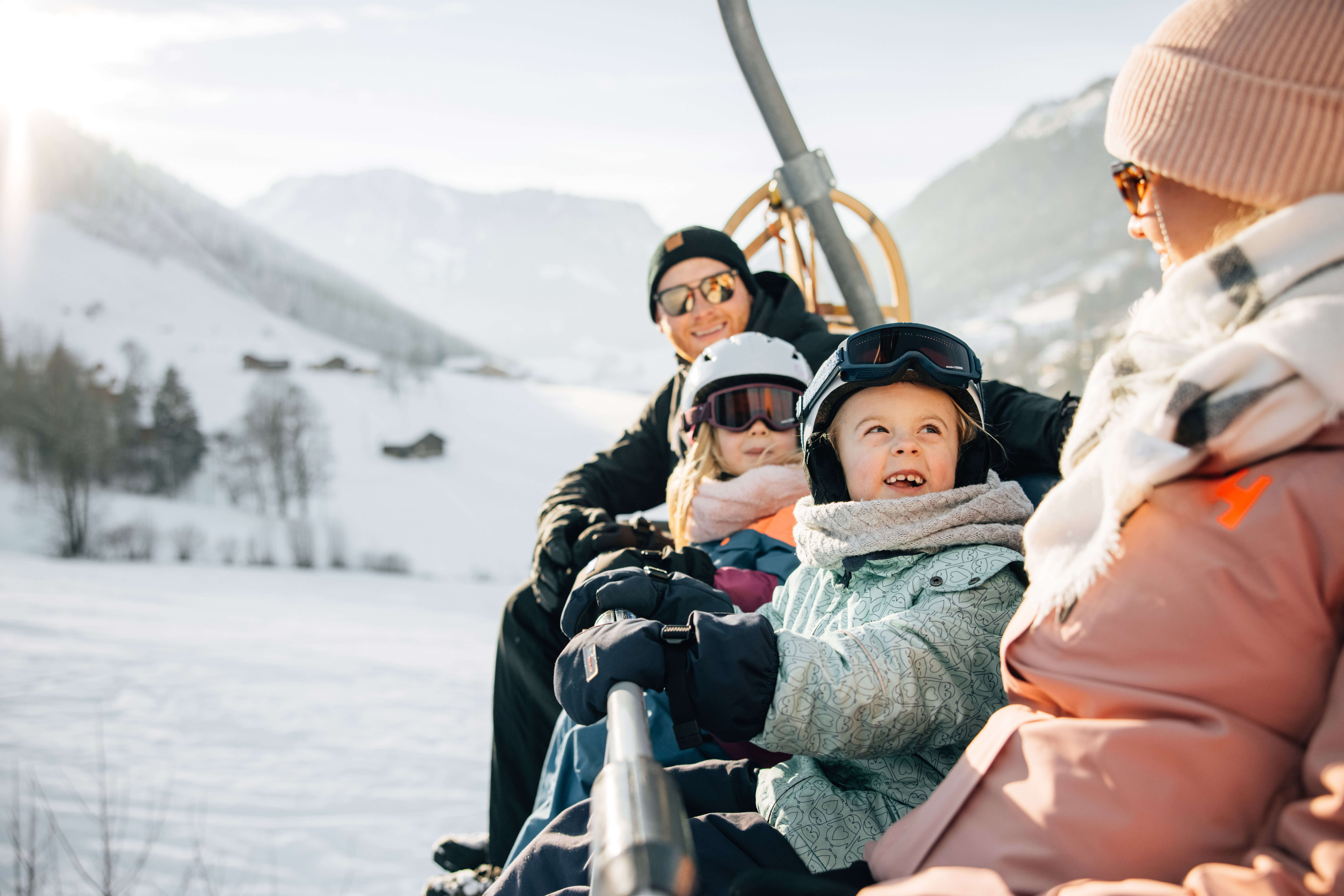 Bild Familie auf dem Sessellift - zum Bild