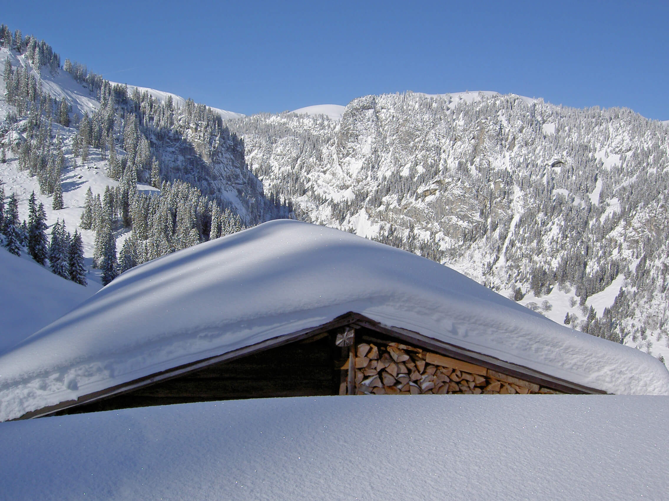 Foto Tief verschneite Alphütte - zum Foto