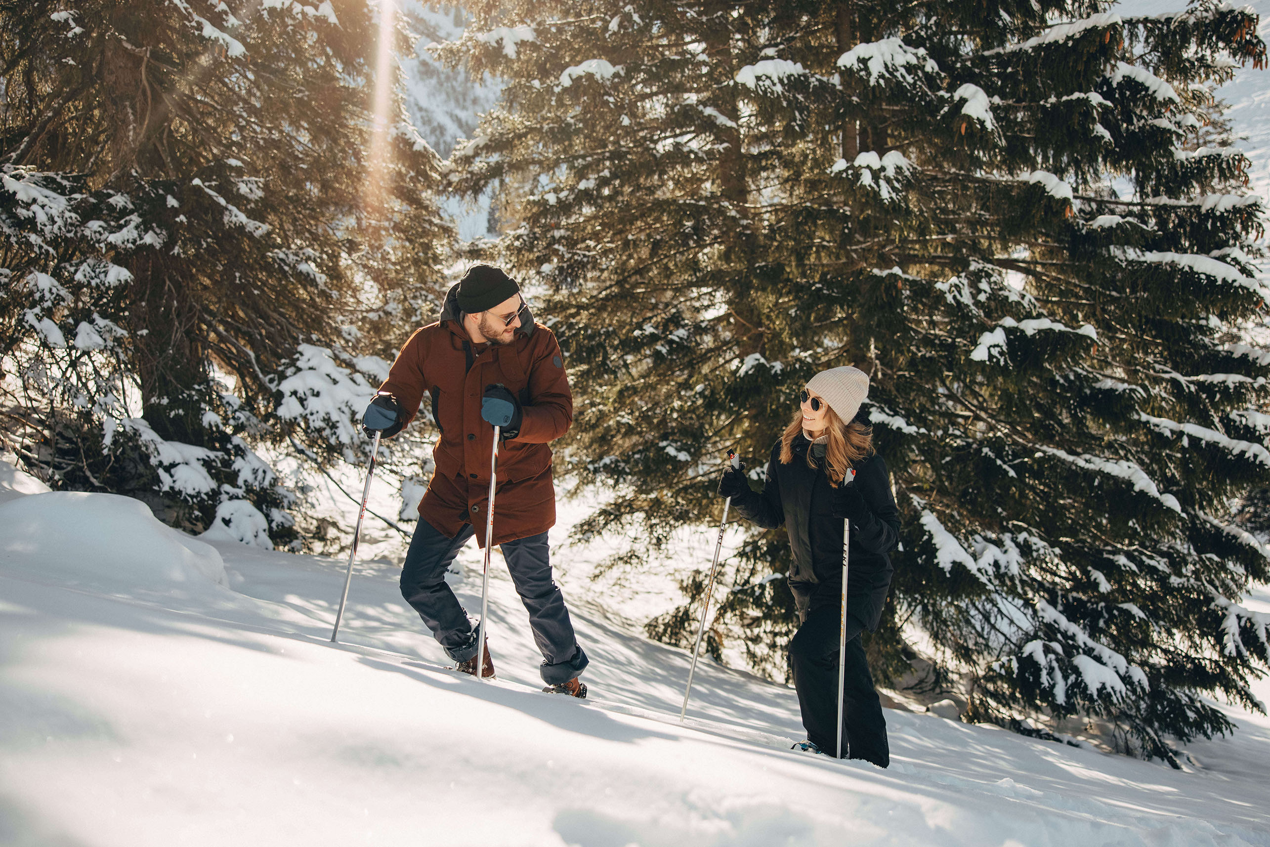 Foto zwei Schneeschuhläufer am Waldrand - zum Foto