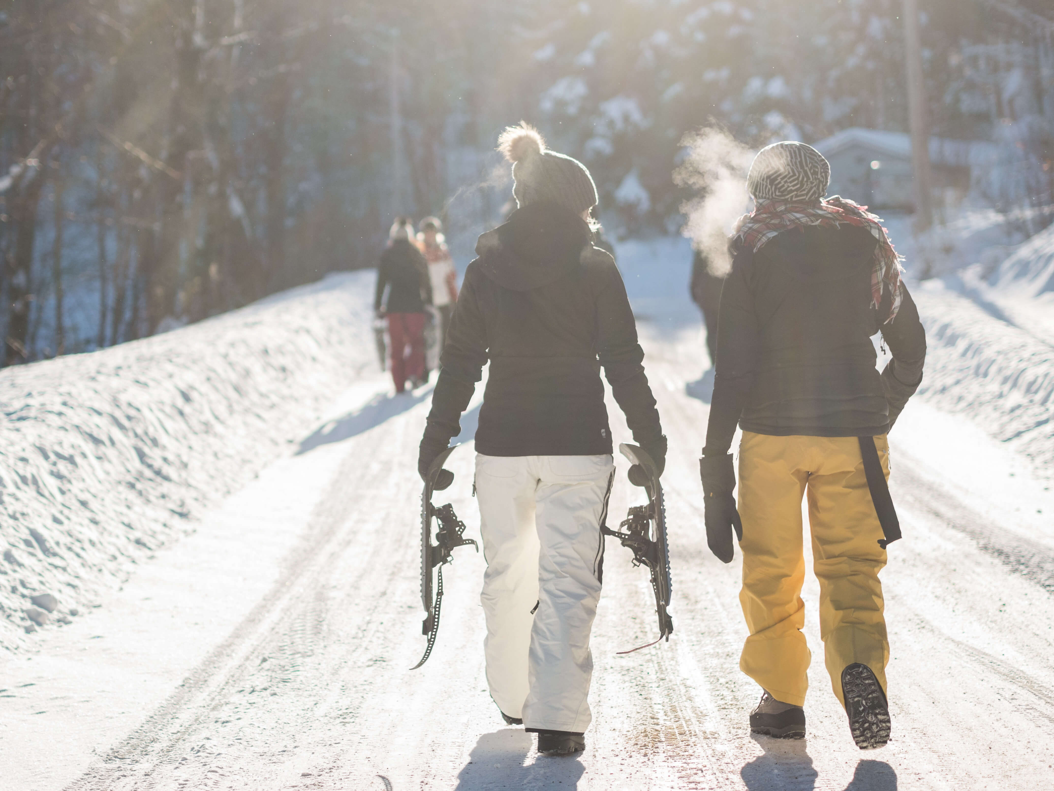 Foto Zwei Personen laufen den verschneiten Weg entlang - zum Foto