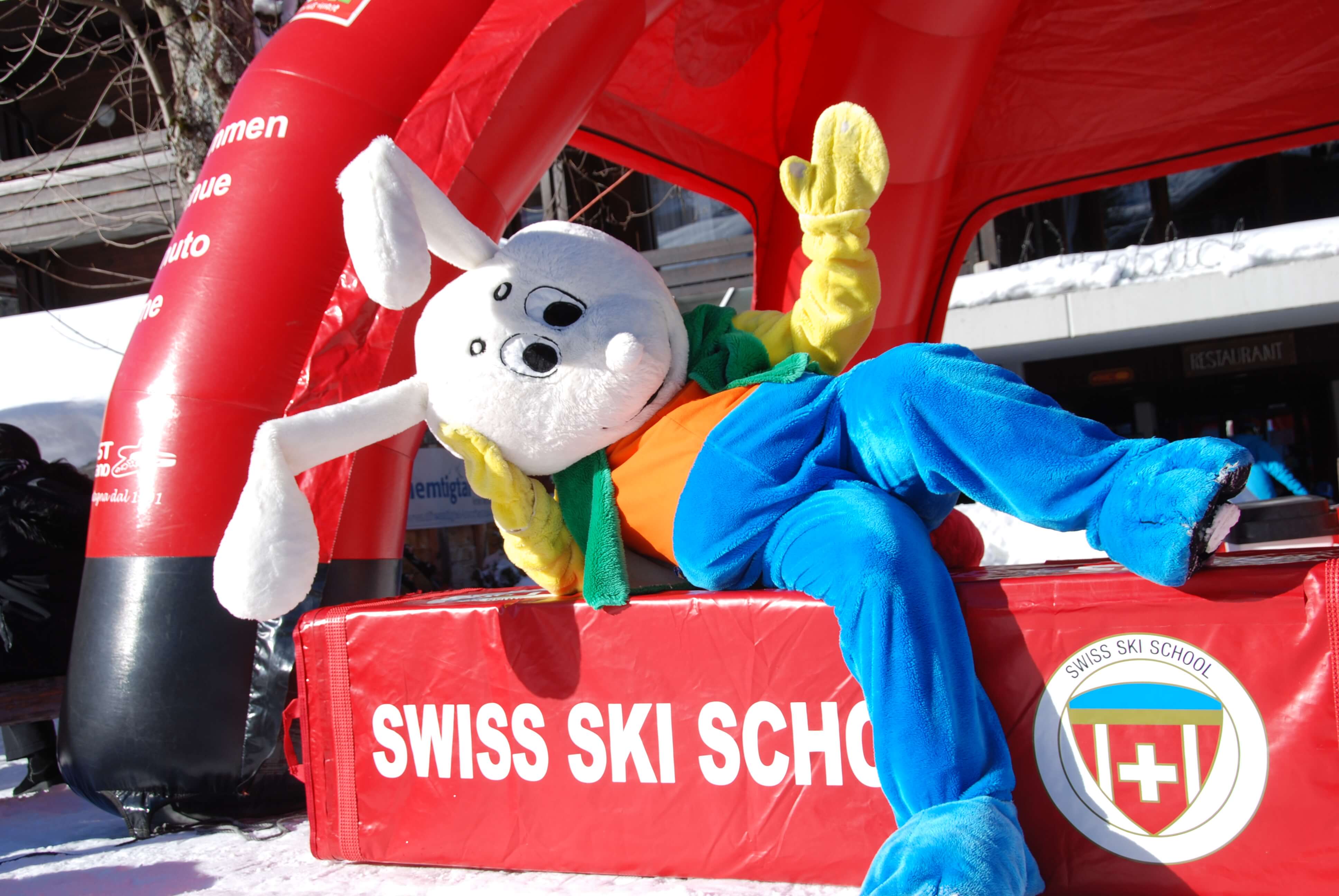 Photo La mascotte Snowli est assise sur un élément de la Swiss Ski School - voir la photo