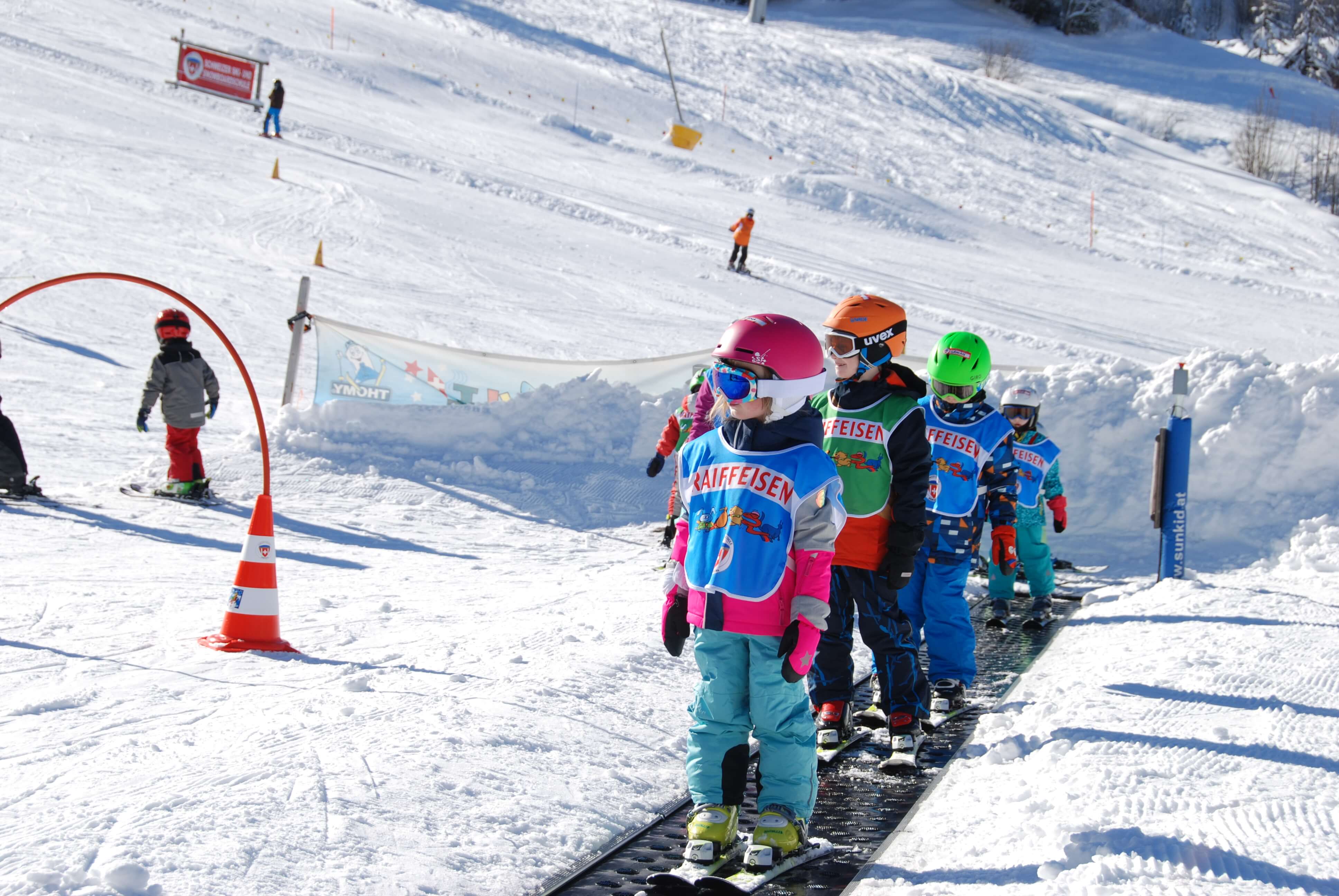 Photo Des enfants se tiennent sur un tapis magique et remontent la pente - voir la photo