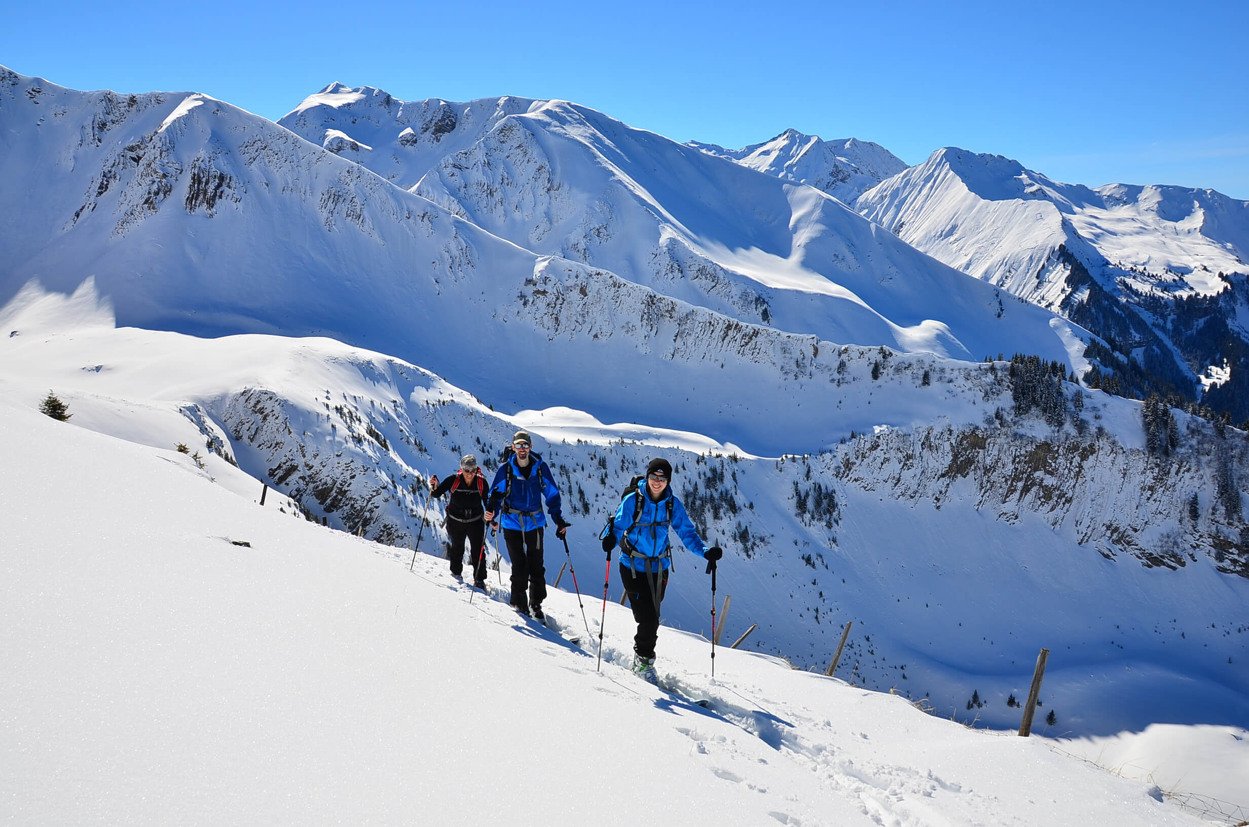 Foto Gruppe von Skiturenläufern unterwegs in den bestehenden Spuren - zum Foto