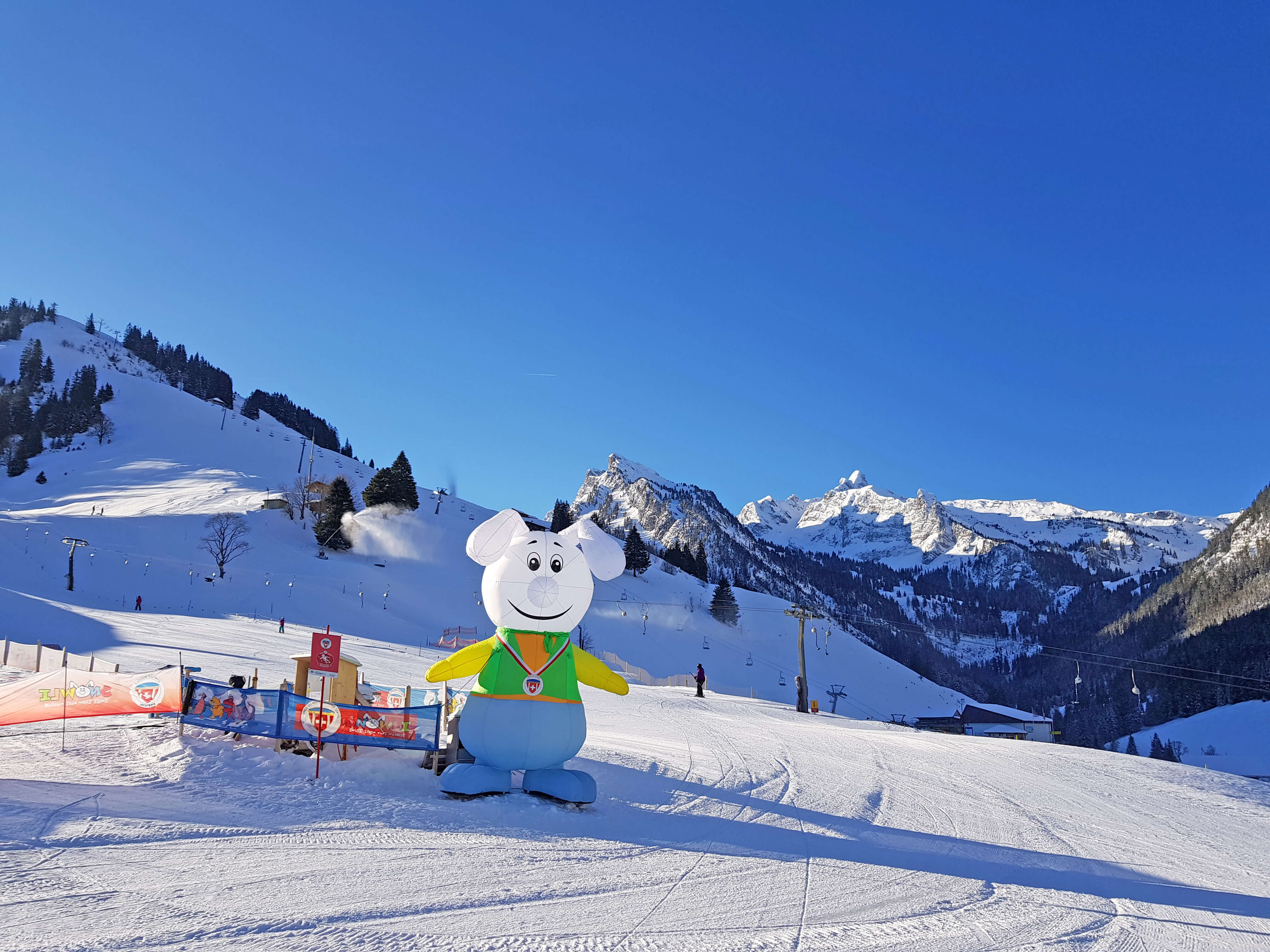 Photo de la mascotte de l'école de ski Snowli sur le site de l'école de ski Grimmialp - voir la photo