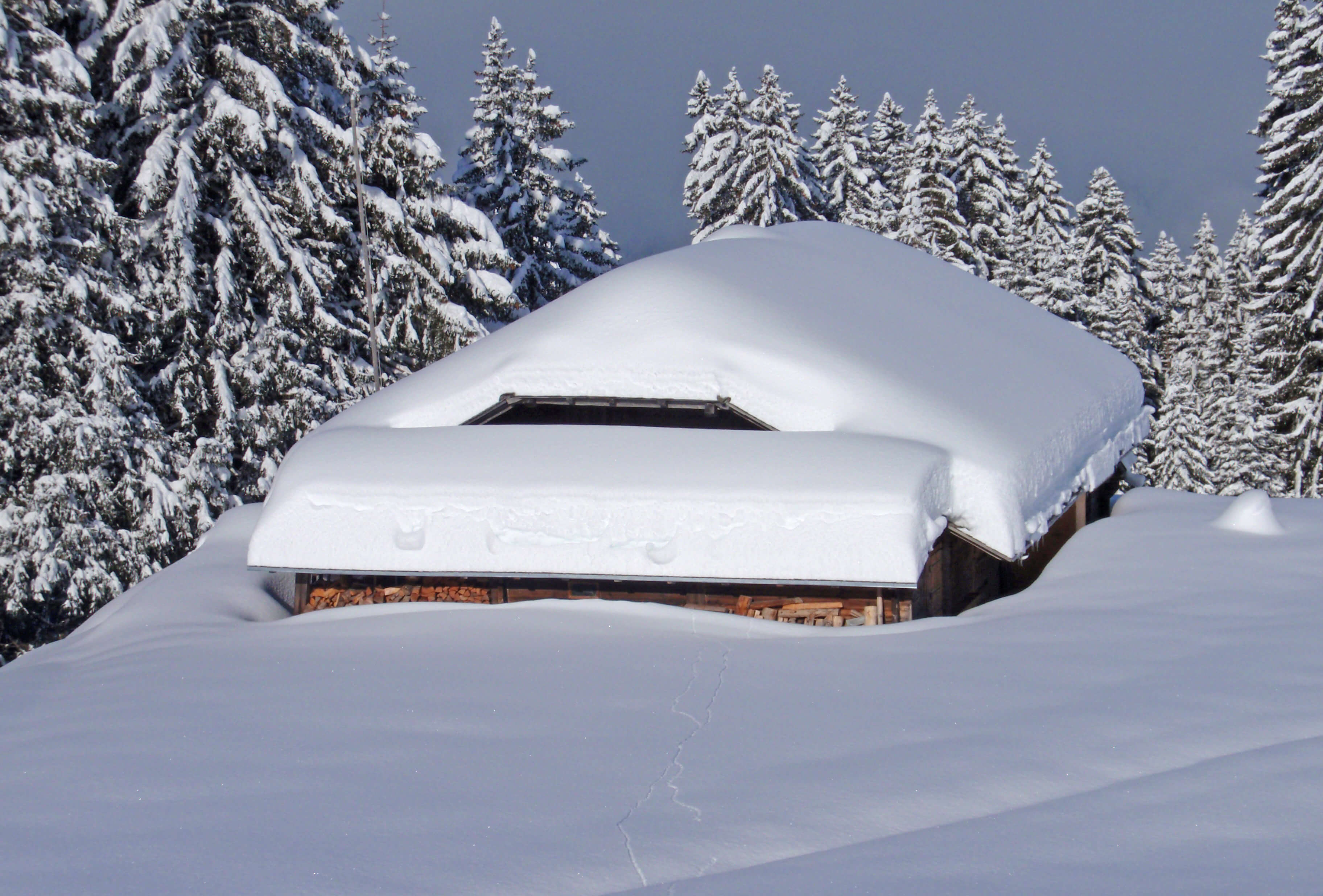 Photo Chalet d'alpage profondément enneigé - voir la photo
