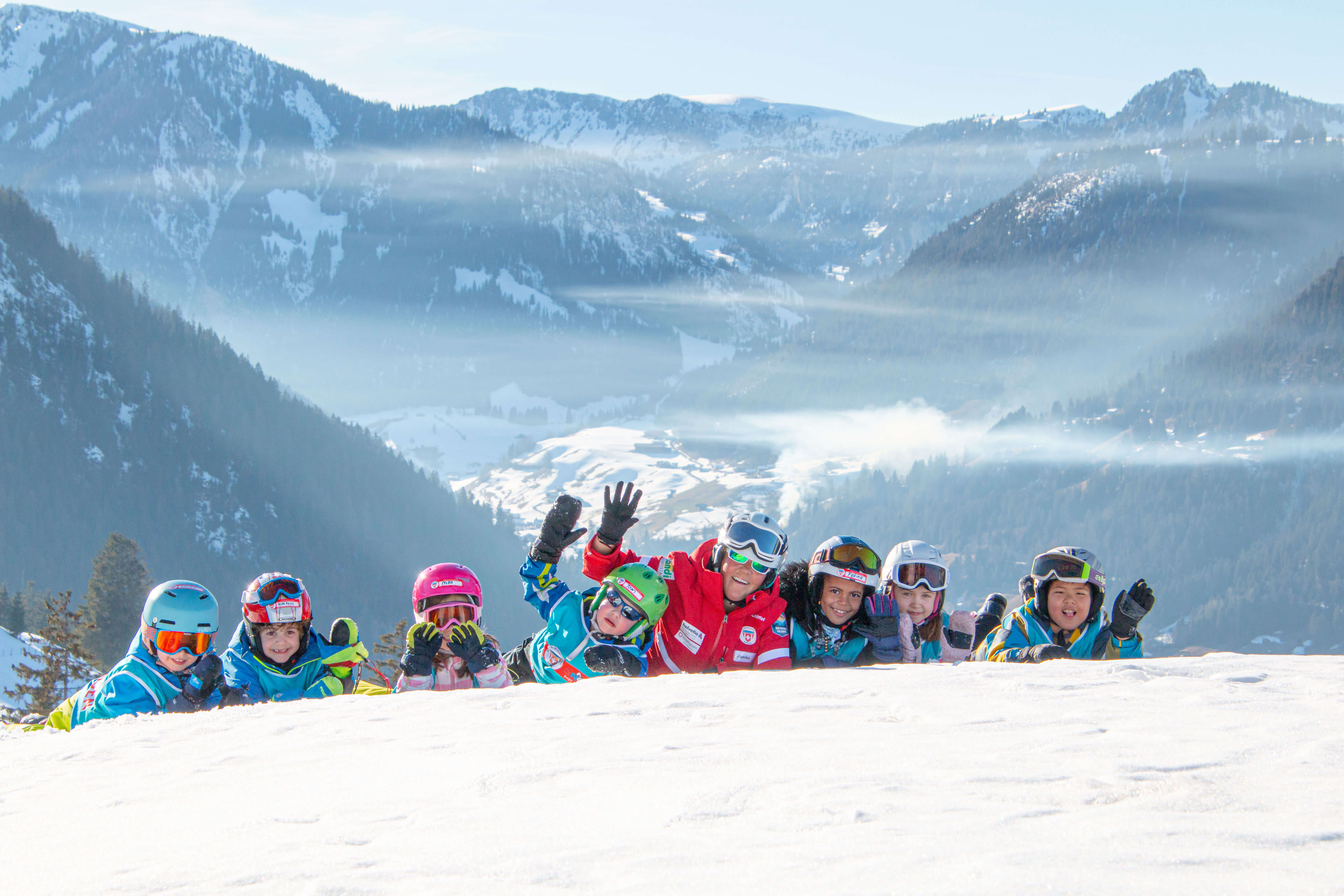 Photo groupe d'élèves de ski couché dans la neige - voir la photo