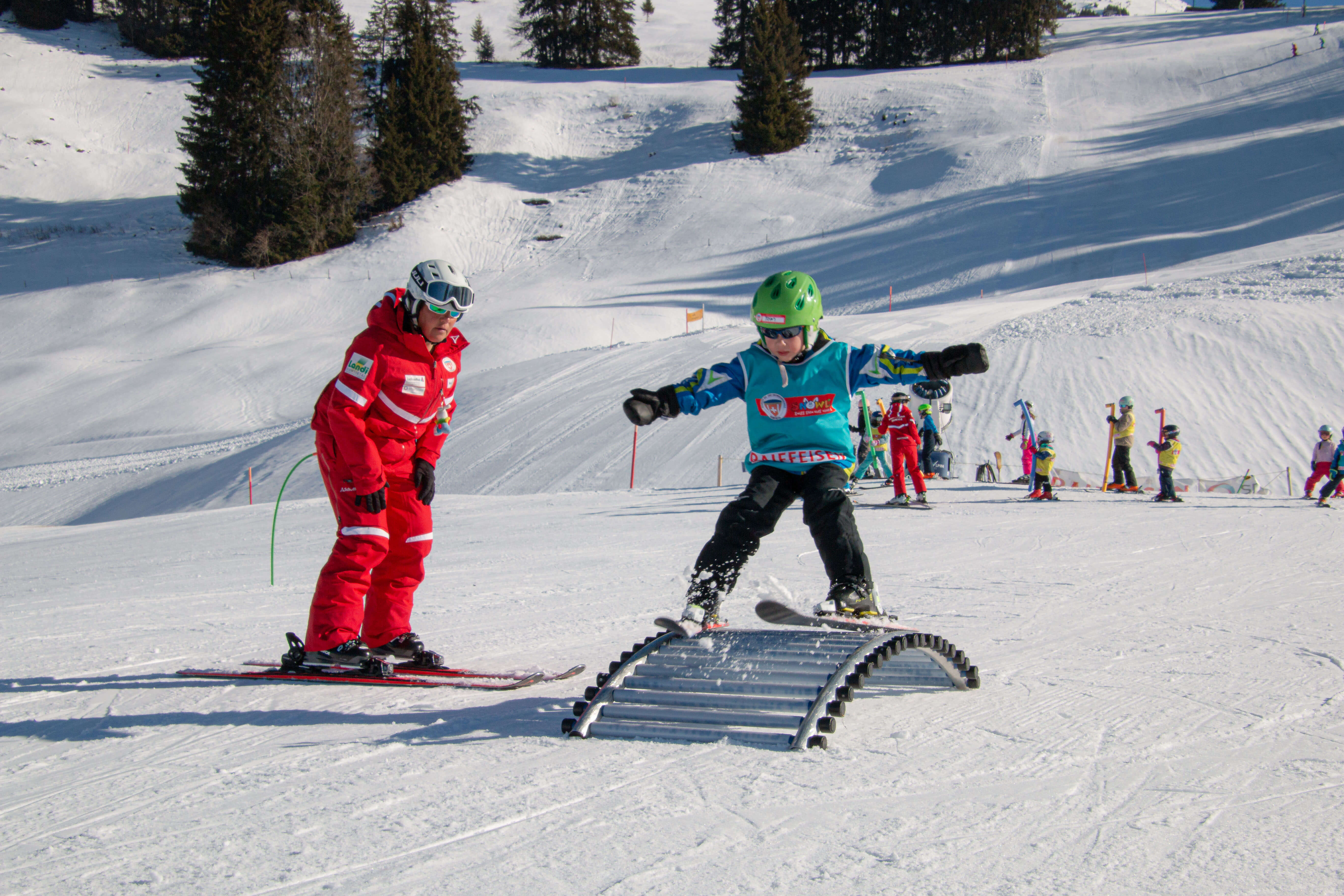 Photo Enfants franchissant un obstacle à ski - voir photo