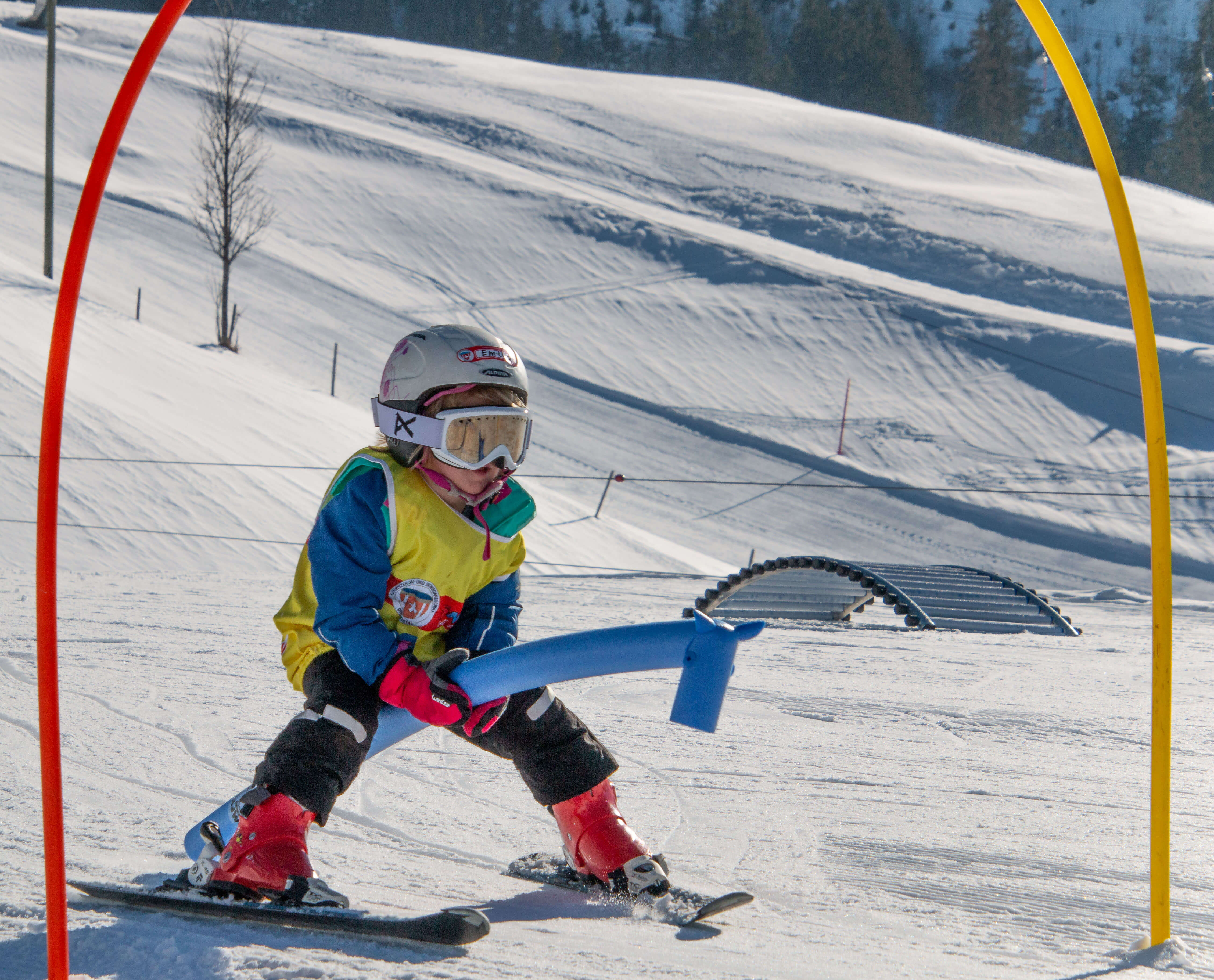 Photo Enfant passant à skis sous une arche - voir la photo