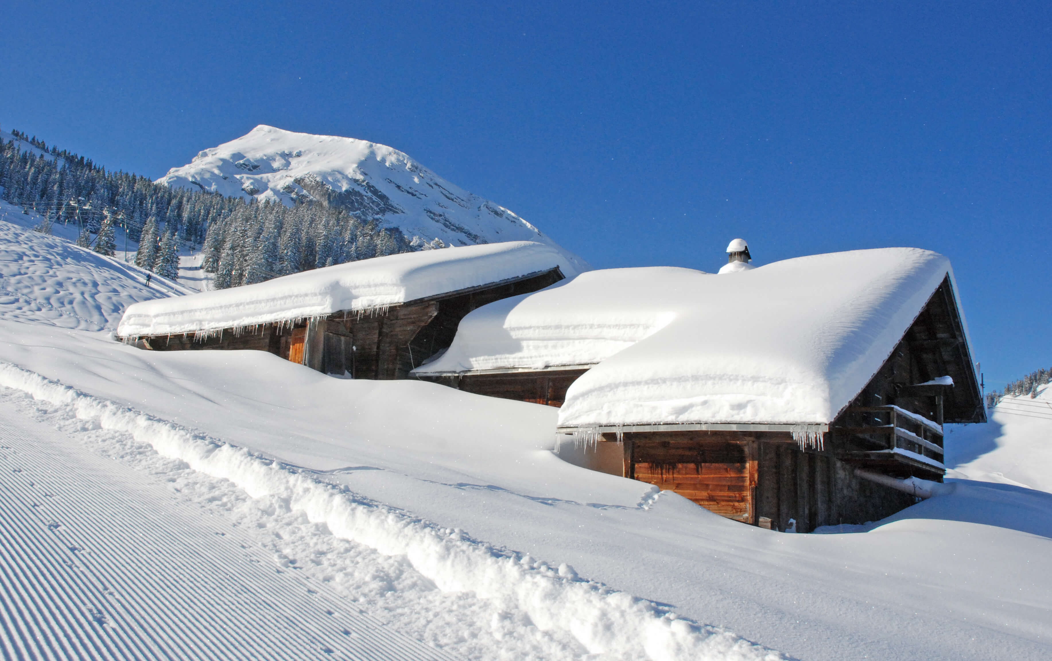 Picture Snowcovered alpine huts - to the picture