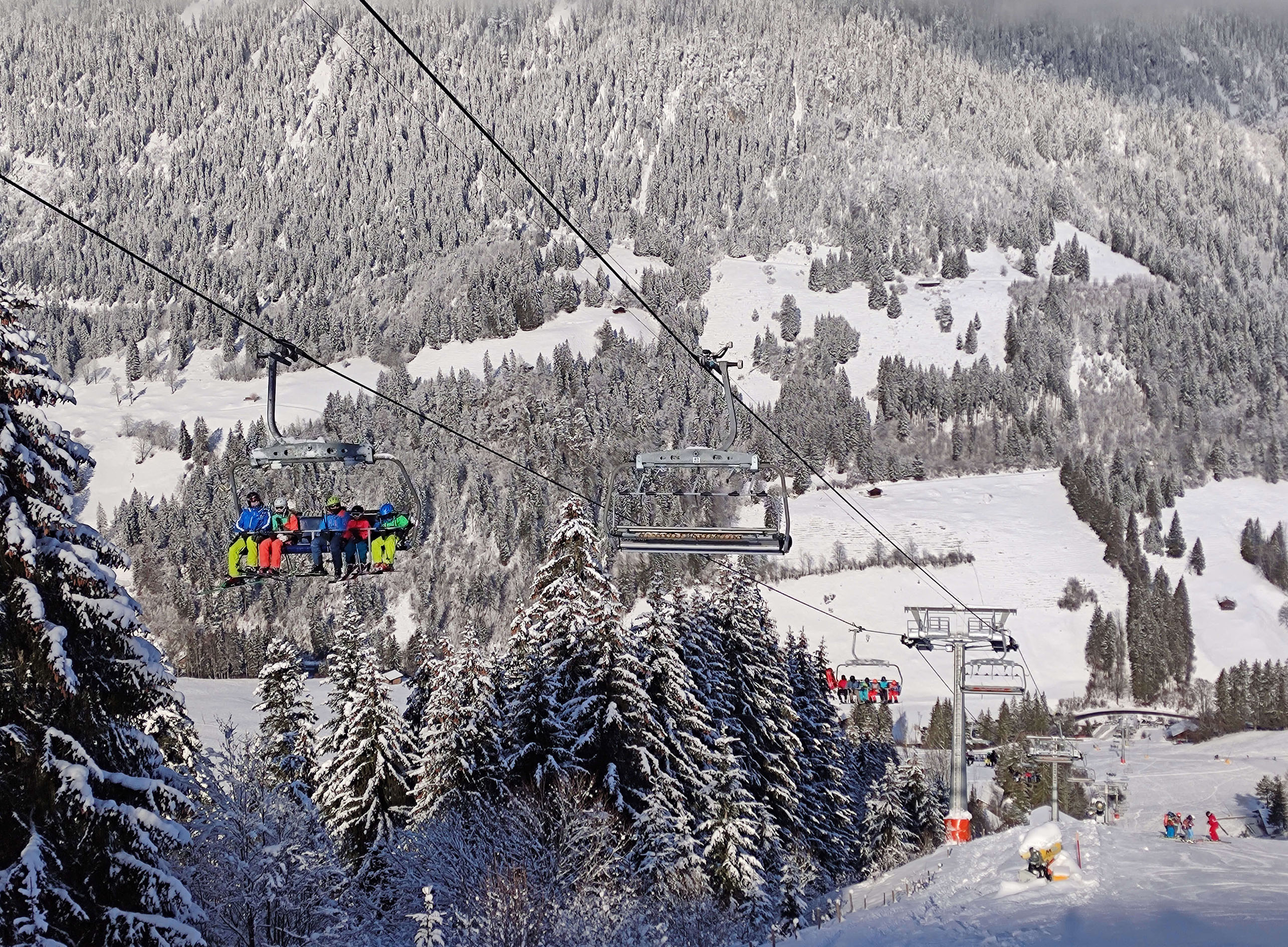 Picture Well occupied chairlift - to the picture