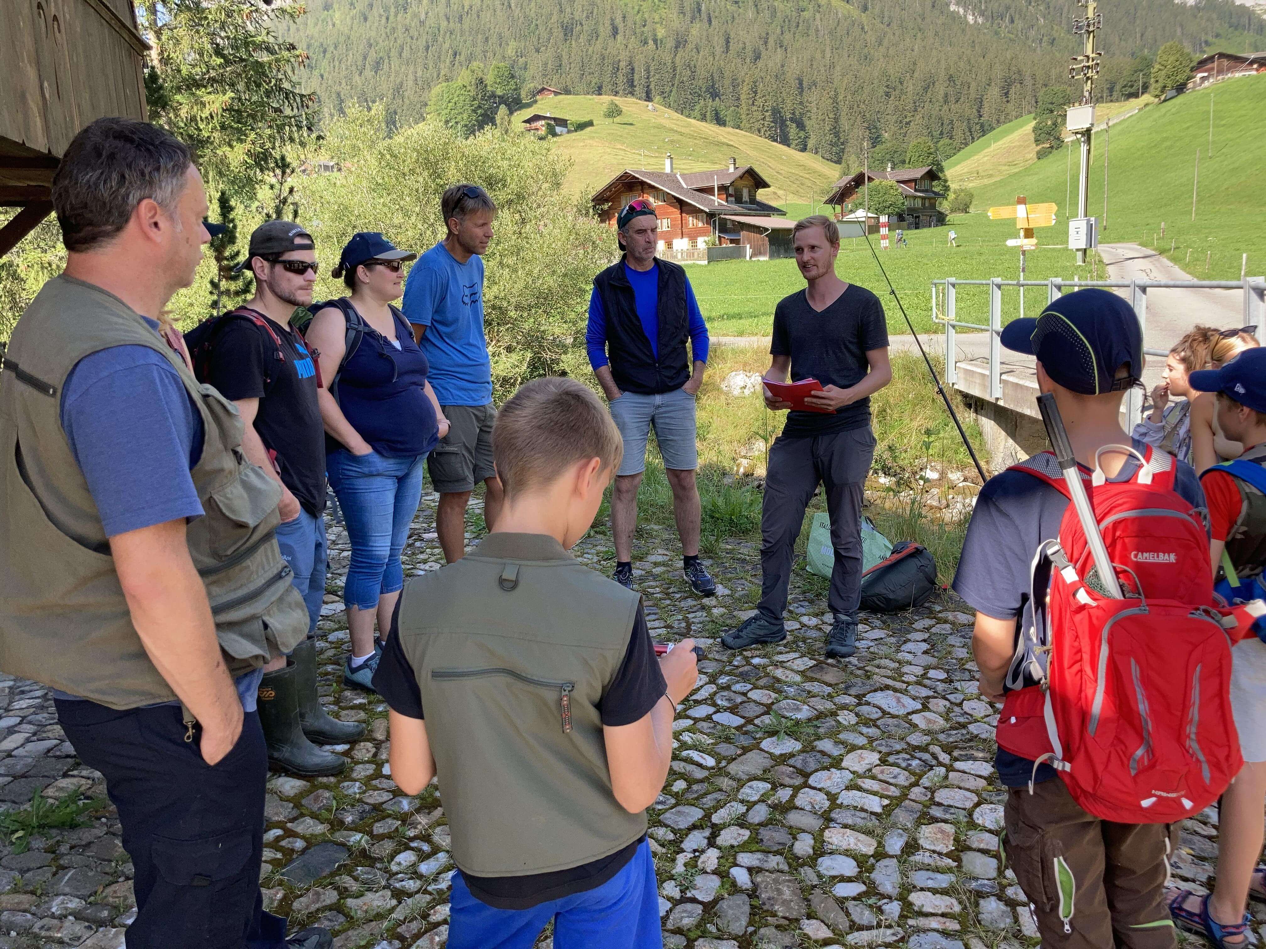 Foto Gruppe steht im Kreis - zum Foto