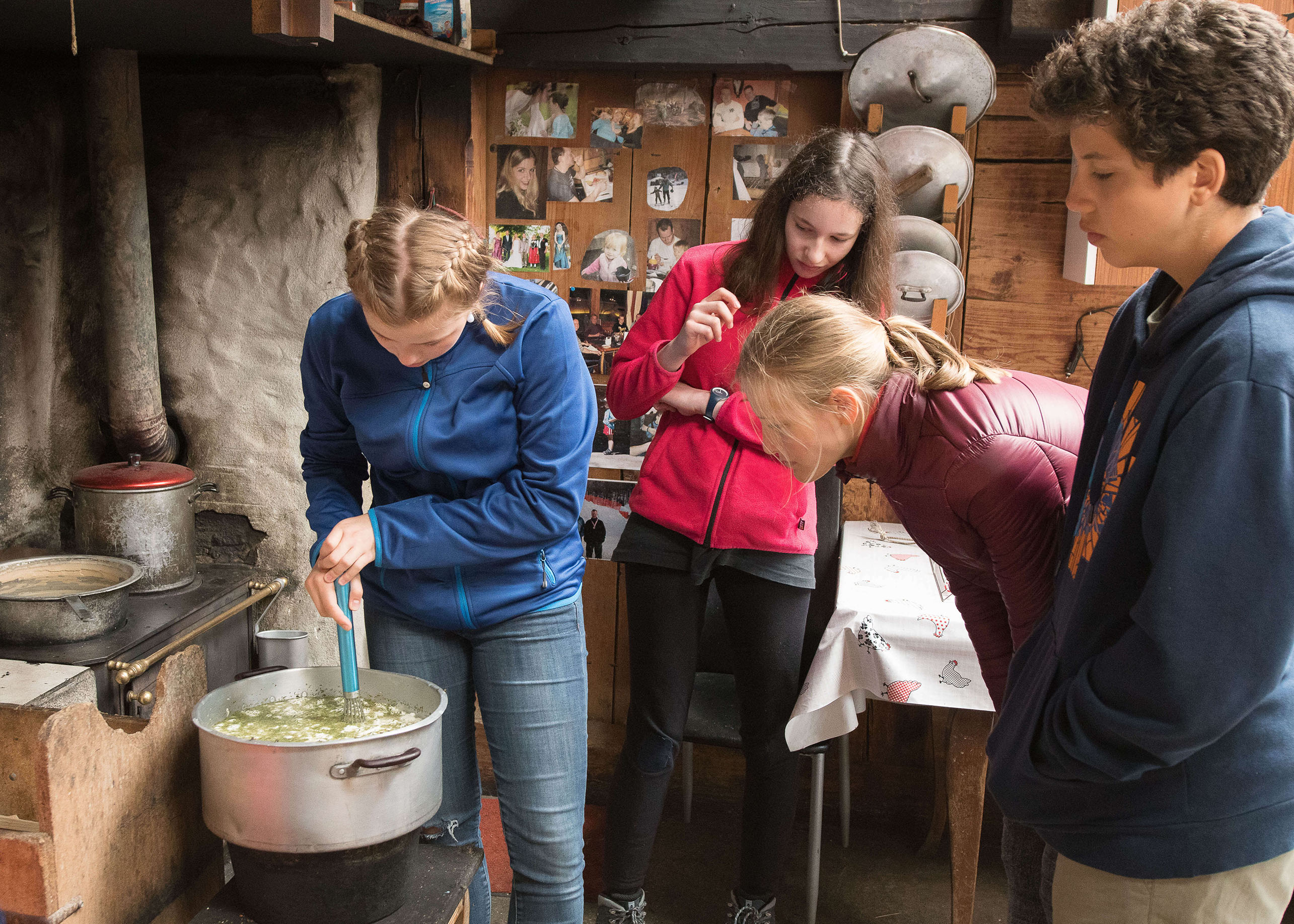 Foto Eine Gruppe von Schülerinnen beim Käsen - zum Foto