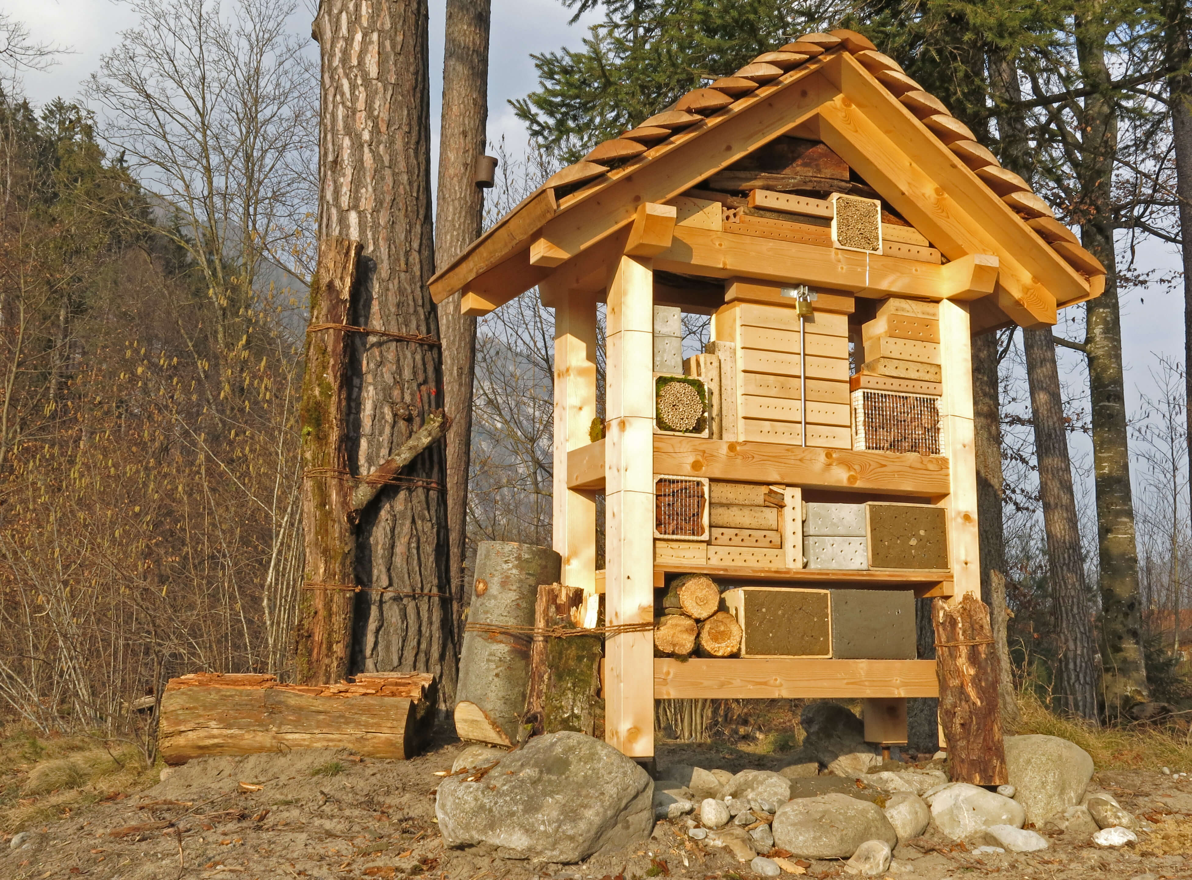 Foto Wildbienenhäuschen an der Wilerau - zum Foto