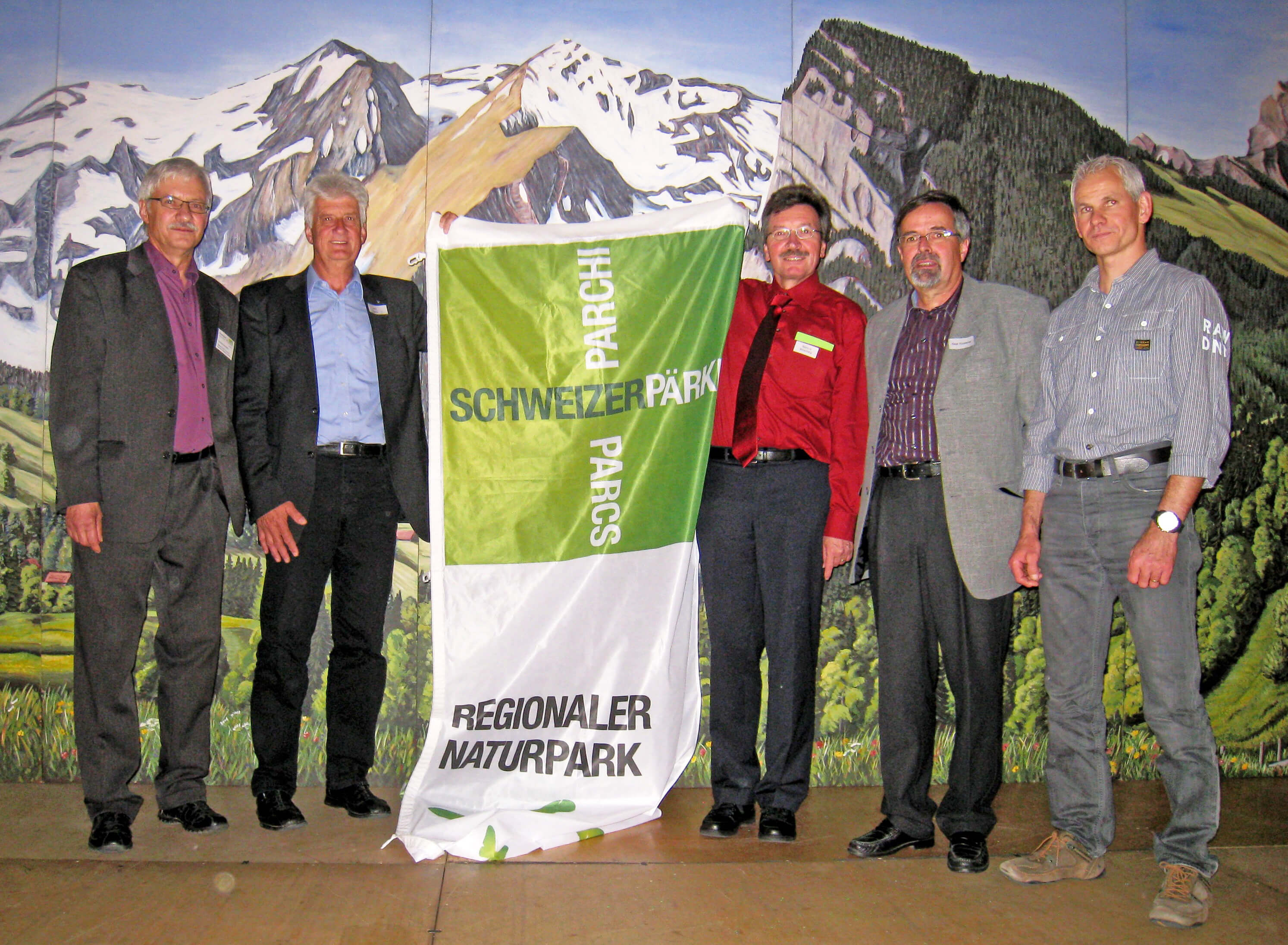 Labelübergabe - die Verantwortlichen halten die neue Naturparkfahne hoch