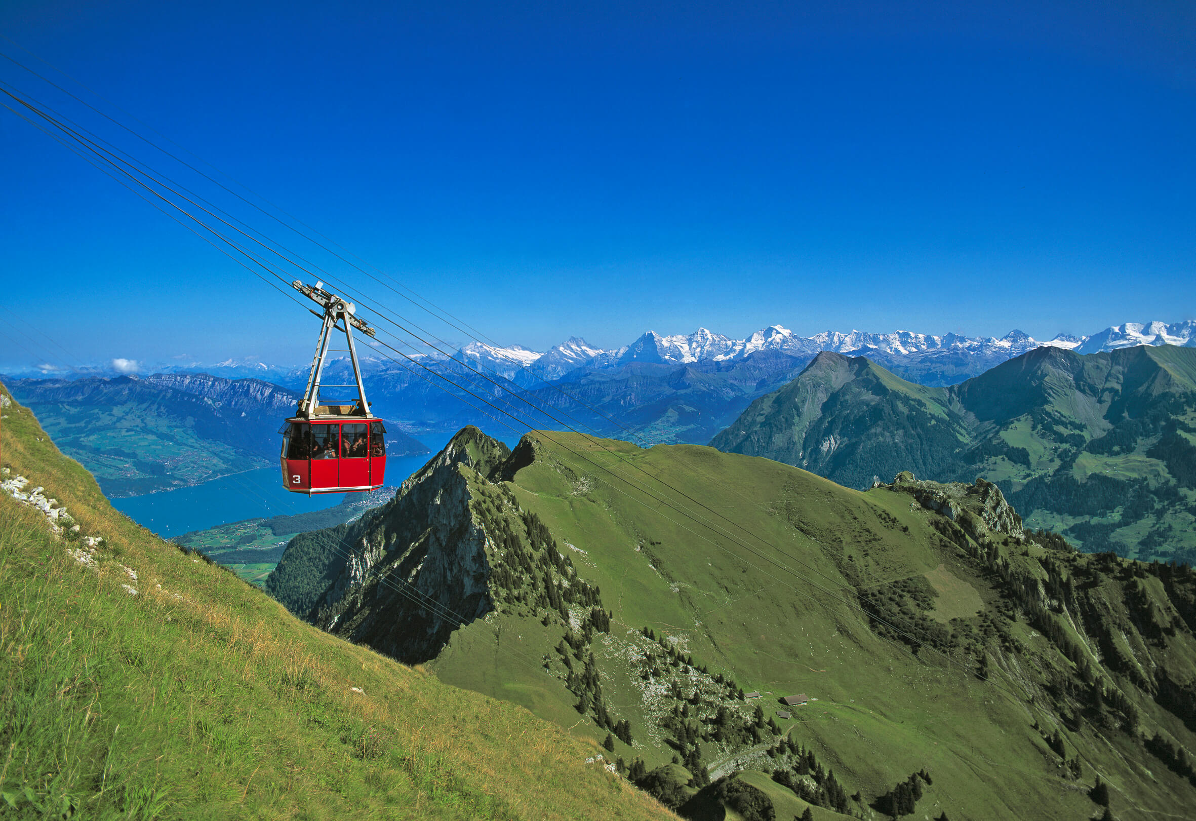 Foto Rote Kabine der Stockhornbahn vor Bergkulisse - zum Foto