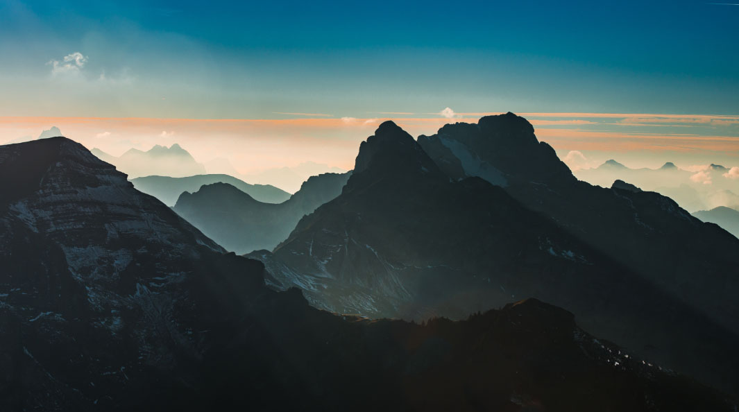Dunkle Bergsilhouette des Diemtigtals 