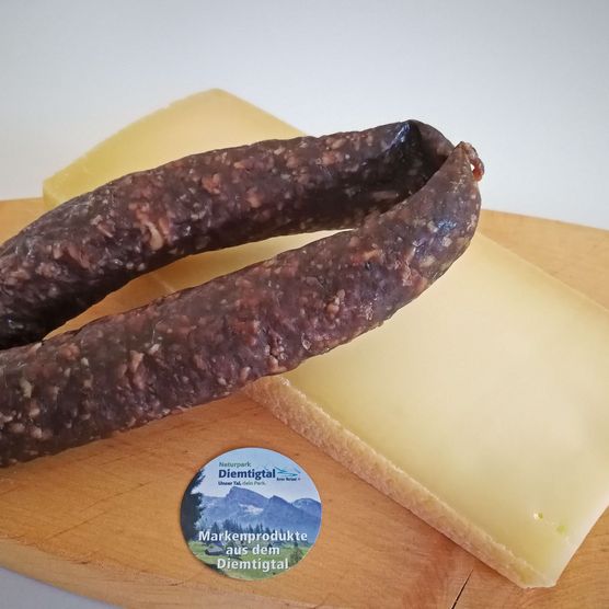Foto Holzbrett mit Wurst und Käse - zum Foto
