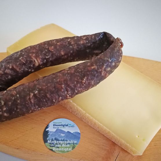 Foto Holzbrett mit Wurst und Käse darauf - zum Foto