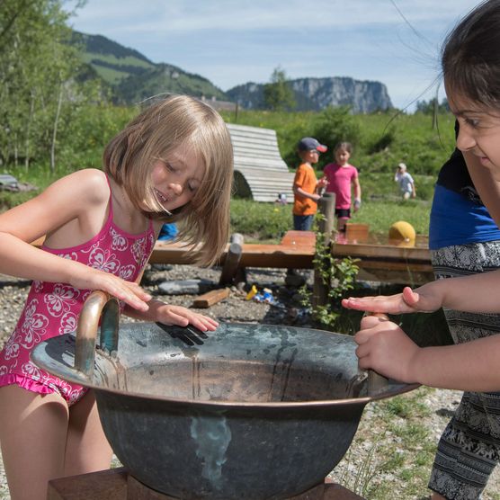 Photo Deux filles au bol chantant - voir la photo