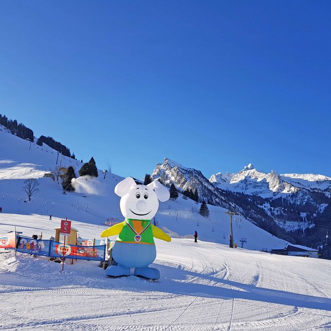 Foto Skischulmaskottchen Snowli im Skischulgelände Grimmialp - zum Foto