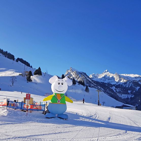 Photo Ski school mascot Snowli in the Grimmialp ski school area - to the photo