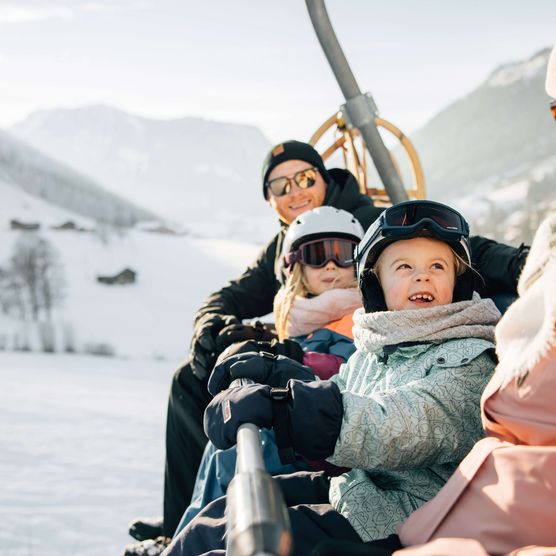 Picture Family on the chairlift - to the picture