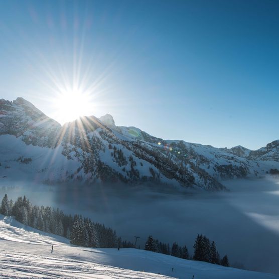 Photo panorama de montagne de l'arrière vallée du Diemtigtal - à la photo