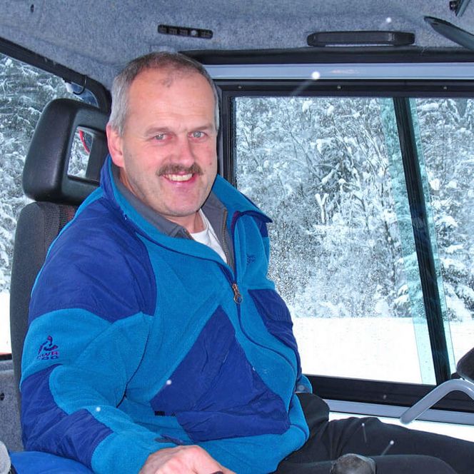 Foto Loipenchef René im Pistenfahrzeug - zum Foto