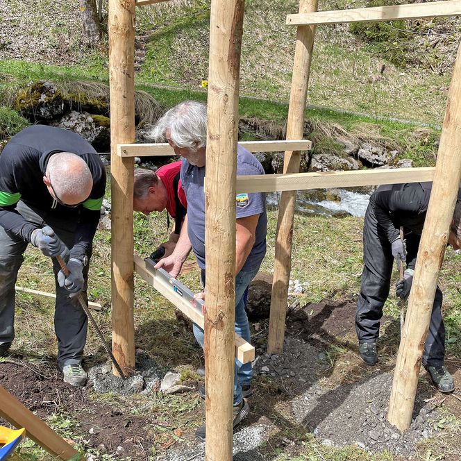 Mitglieder stellen das Gerüst auf