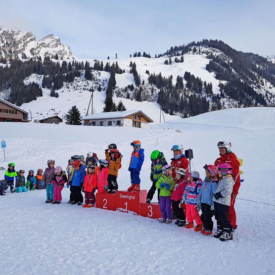 Photo award ceremony of the ski school race - to the photo