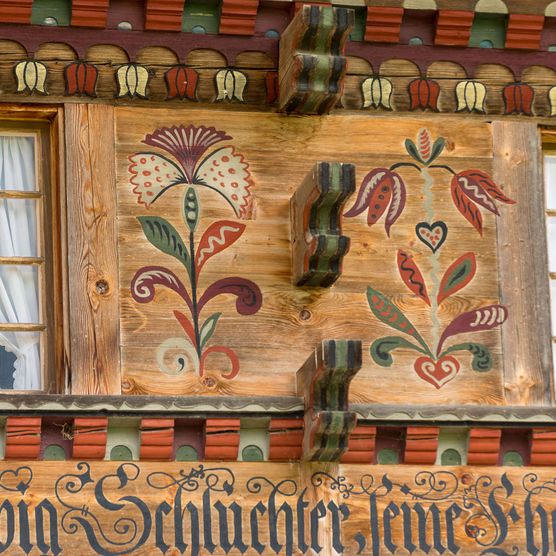 Photo richly carved and painted façade - to the house