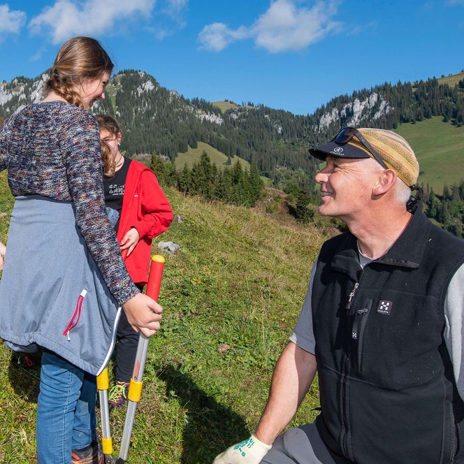 Foto Schülerin im Gespräch mit dem Alpbewirtschafter - zum Foto