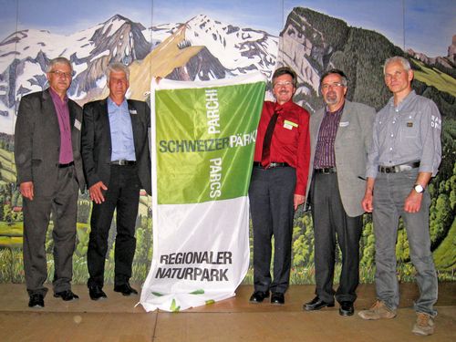 Labelübergabe - die Verantwortlichen halten die neue Naturparkfahne hoch