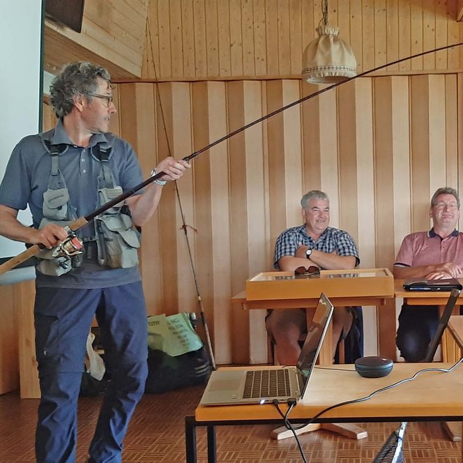 Foto Instruktor steht mit Angelroute vor den Auszubildenden - zum Foto