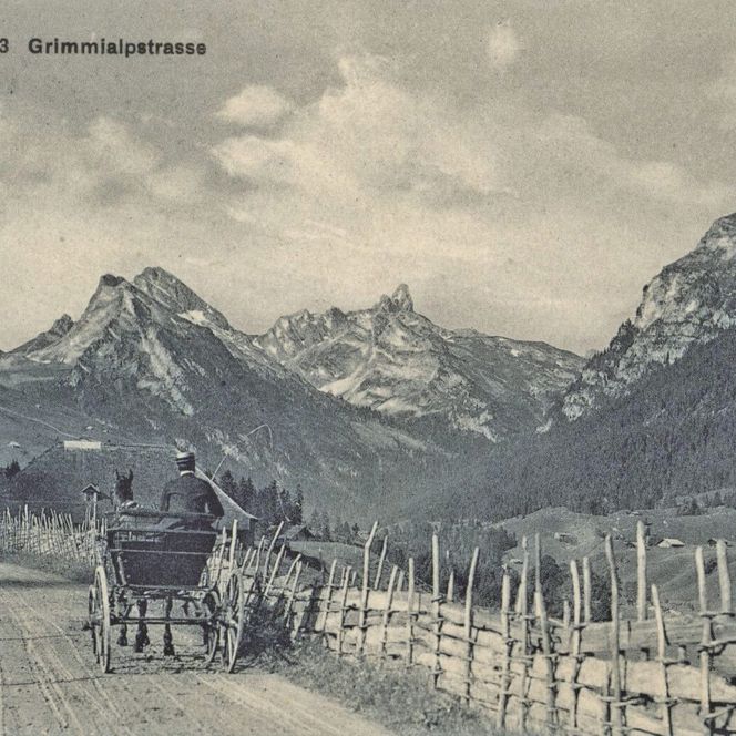 Foto Historische Ansicht der Grimmialpstrasse mit Pferdekutsche im Vordergrund - zum Foto