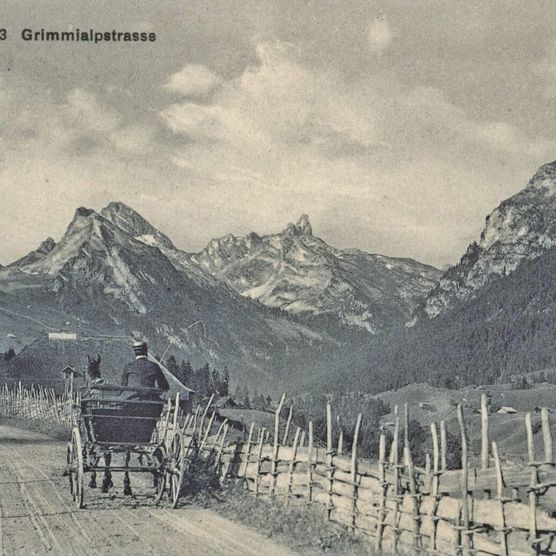 Photo Historical view of Grimmialpstrasse with horse-drawn carriage in the foreground - go to photo
